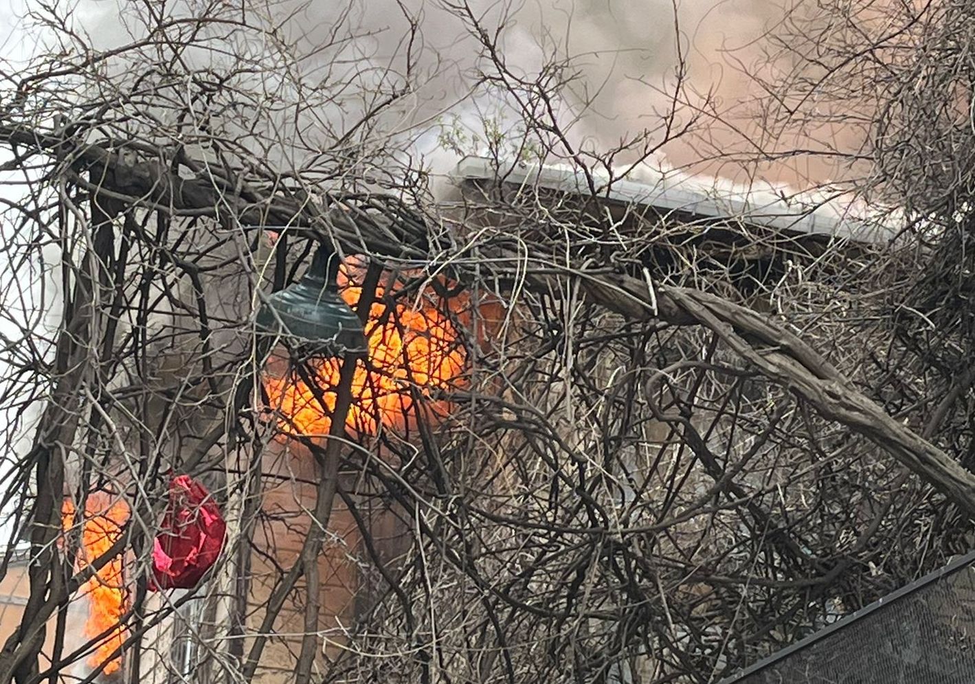 Ortaköy'de yangın paniği! Dumanlar gökyüzünü kapladı - 1. Resim