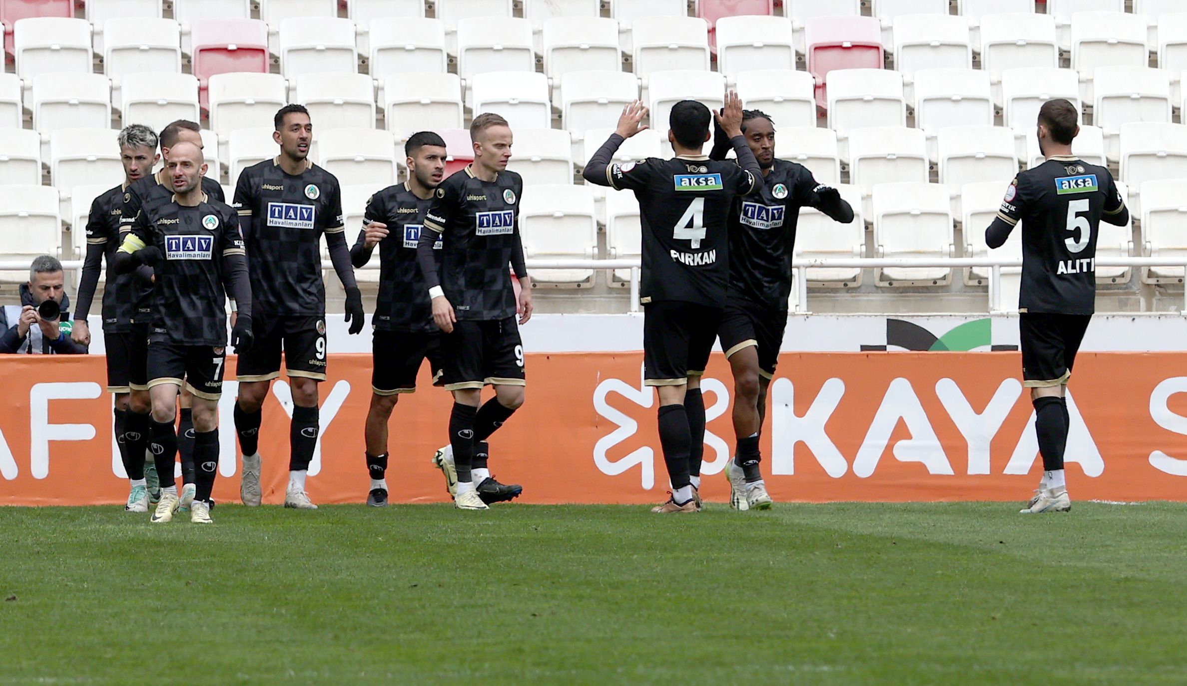 Sivasspor evinde kaybetti! Fatih Tekke'li Alanyaspor &ccedil;ıkışını s&uuml;rd&uuml;rd&uuml; - 1. Resim
