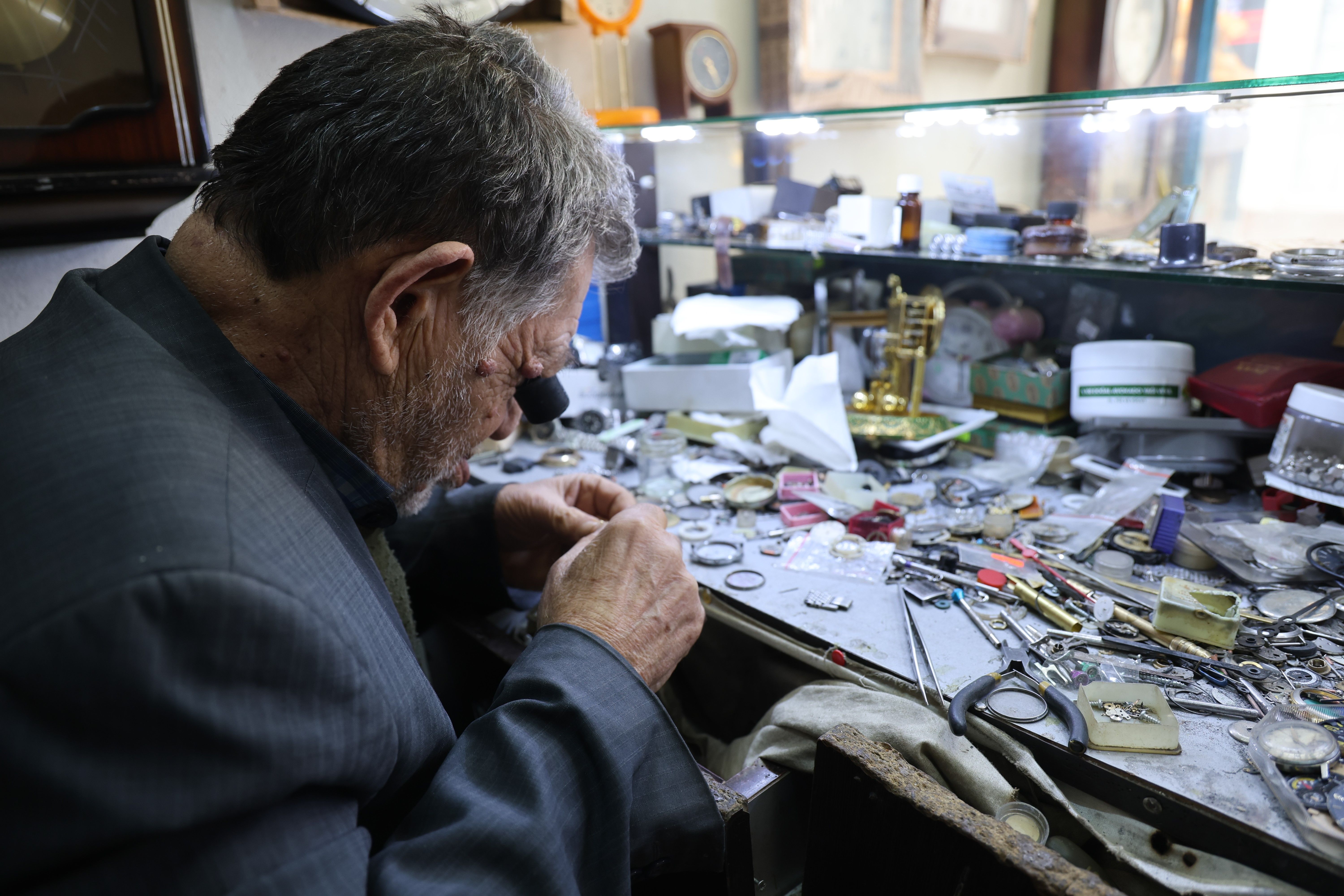 'Tik tak' sesleriyle geçen bir ömür: 65 yıldır 'zamanı' ayarlıyor - 2. Resim