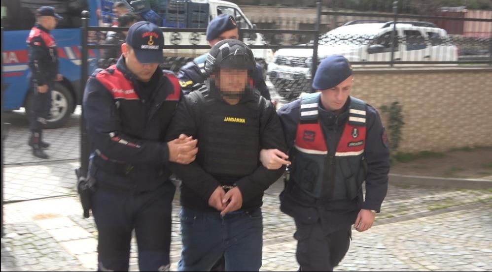 Akrabasını öldürdü, teslim olmaya giderken canlı yayın yaptı: Abla namusumuzu temizledim - 1. Resim