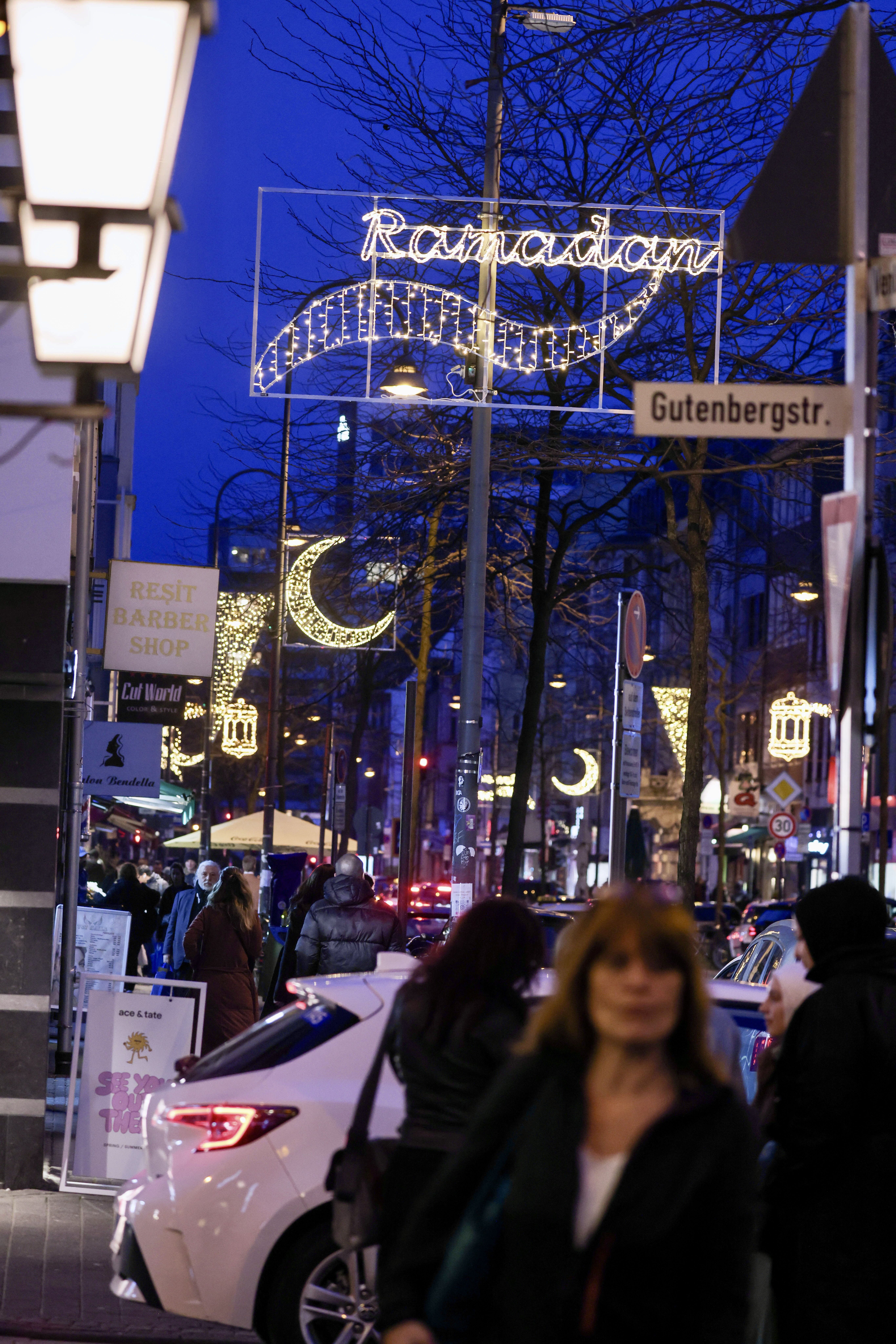 Almanya Ramazan'a hazır! Köln ve Frankfurt'ta caddeler 11 ayın sultanı için süsleniyor Almanya Ramazan'a hazır! Köln ve Frankfurt'ta caddeler 11 ayın sultanı için süsleniyor - 2. Resim