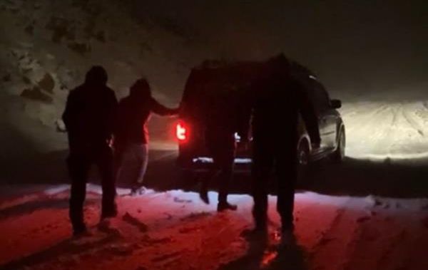 Bitlis kara teslim oldu! Onlarca araç tipide mahsur kaldı - 3. Resim