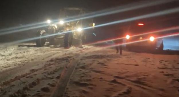 Bitlis kara teslim oldu! Onlarca araç tipide mahsur kaldı - 2. Resim