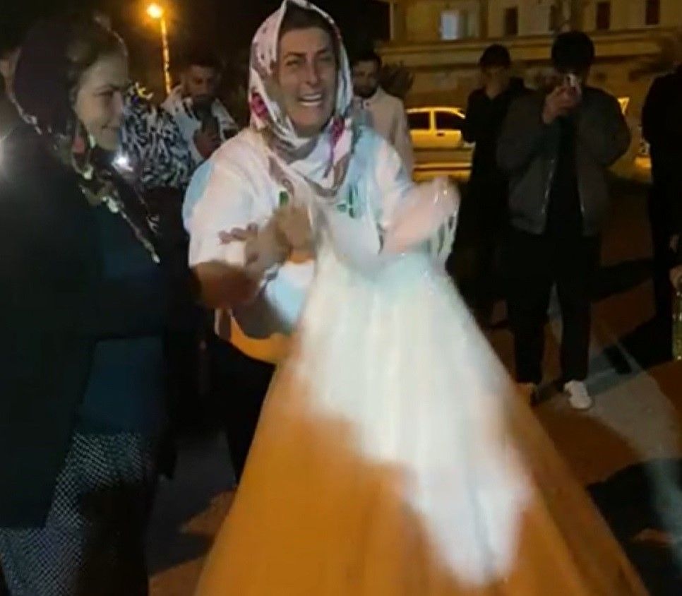 Bu acının tarifi yok! Kızının gelinliğini ateşe verdi, 'Hepinize ders olsun' dedi Bu acının tarifi yok! Kızının gelinliğini ateşe verdi, 'Hepinize ders olsun' dedi - 1. Resim