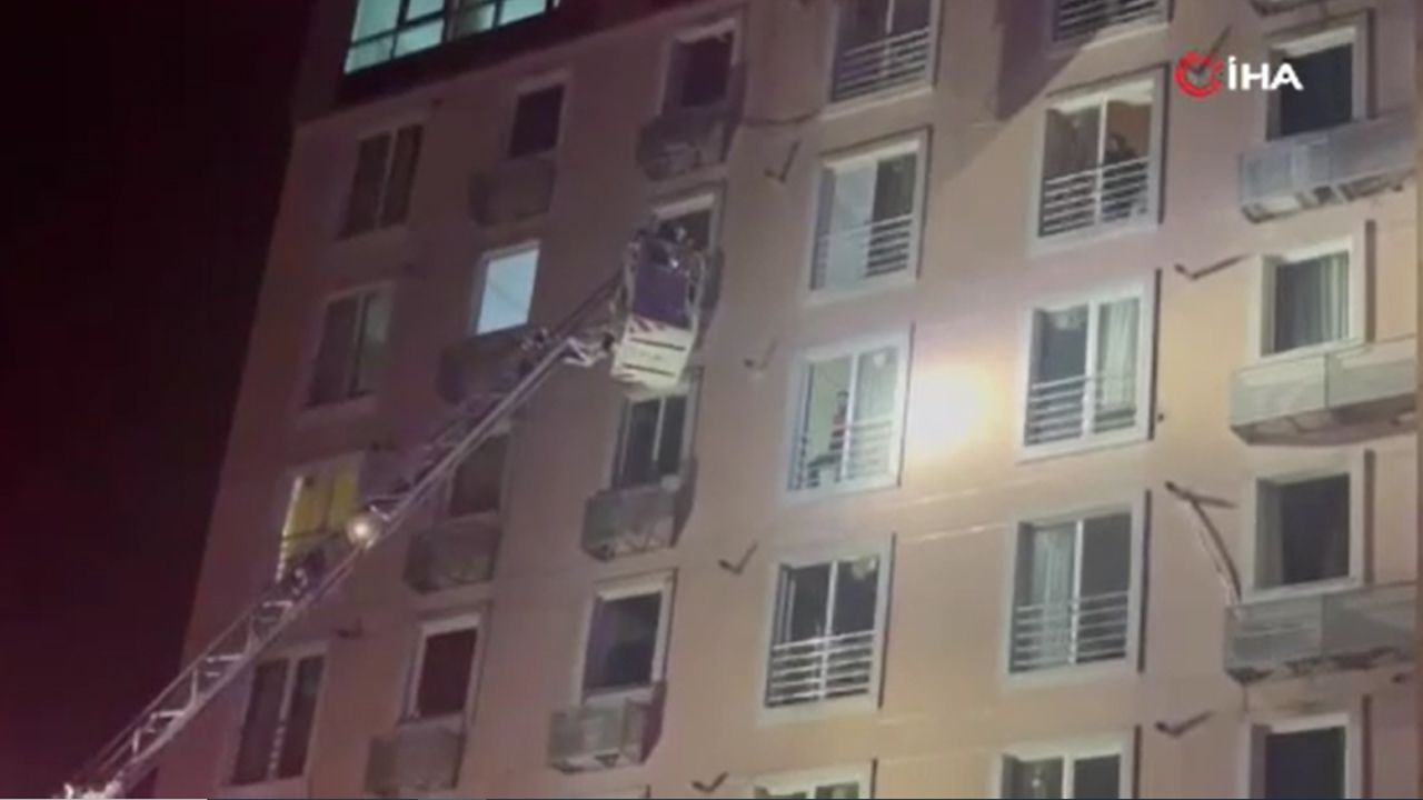 Esenyurt'ta 11 katlı rezidans yandı, 40 kişi mahsur kaldı! - 2. Resim