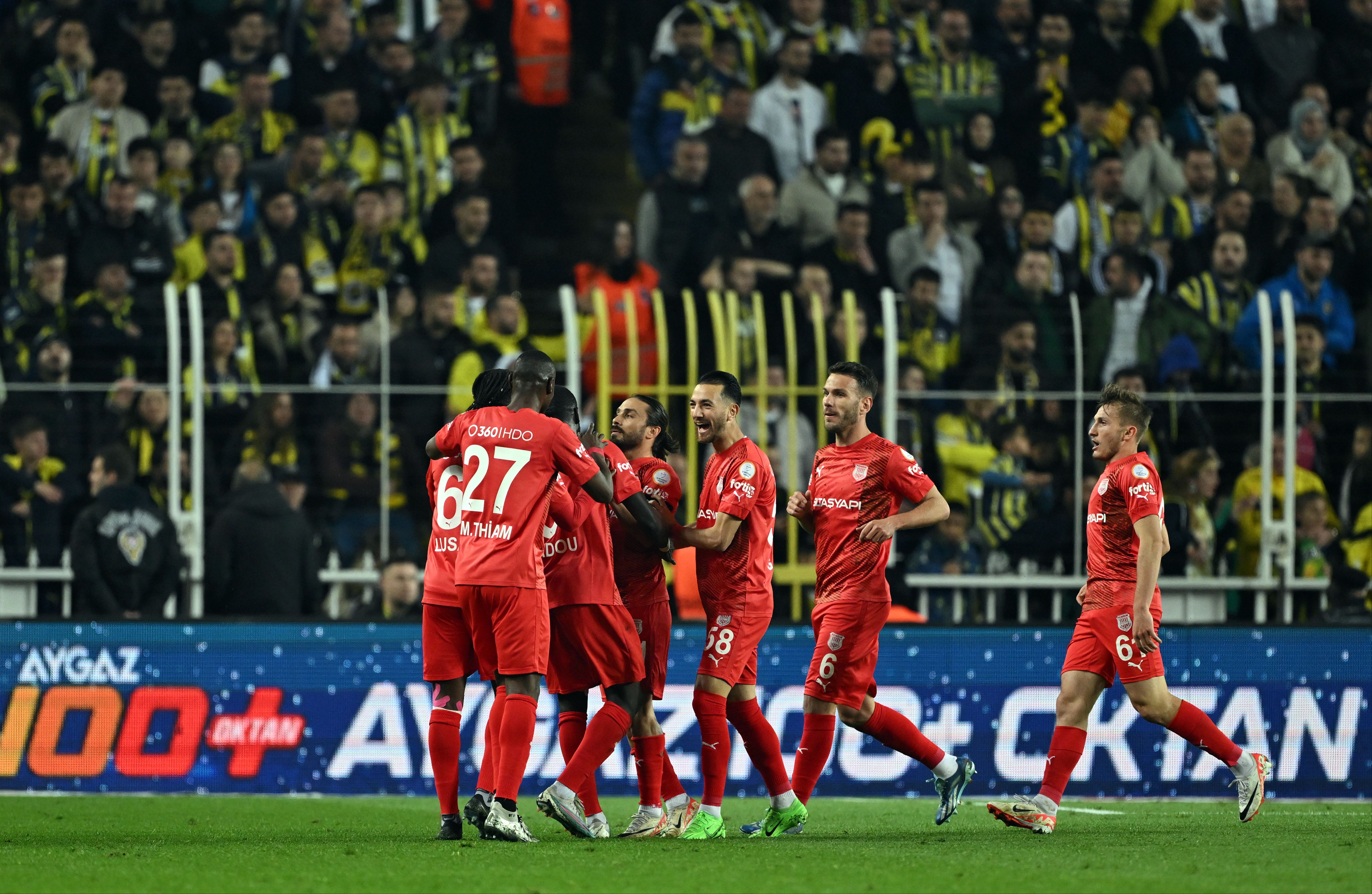 Fenerbahçe - Pendikspor maçı nefes kesti! 3 kırmızı kart, 5 gol, 1 penaltı - 2. Resim
