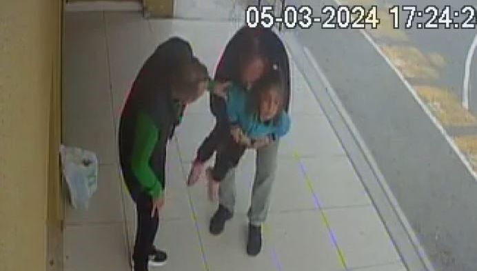 'Heimlich' manevrası minik Hatice'yi hayata döndürdü! O anlar kamerada - 1. Resim