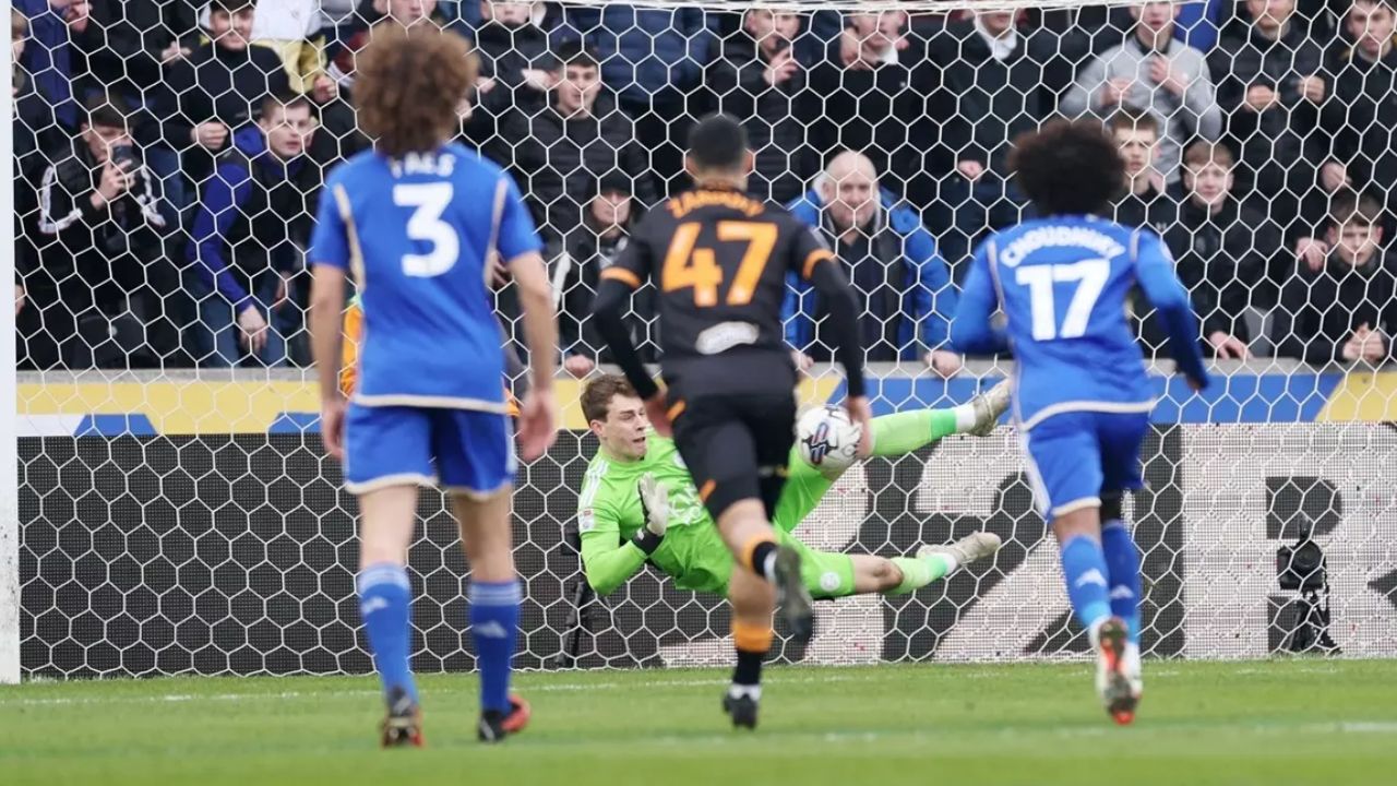 İngiltere'deki Türk gecesinde eşitlik bozulmadı! Acun Ilıcalı'nın takımı play-off'u tehlikeye attı İngiltere'deki Türk gecesinde eşitlik bozulmadı! Acun Ilıcalı'nın takımı play-off'u tehlikeye attı - 1. Resim