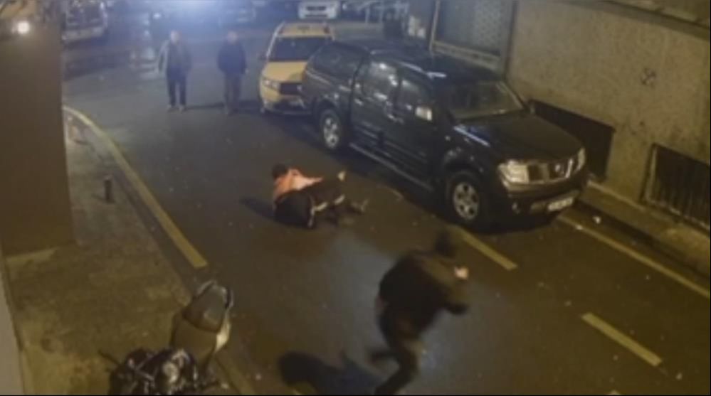 İstanbul'da kan donduran olay! Yürüyüşünü beğenmediği adamı bacaklarından vurdu - 2. Resim