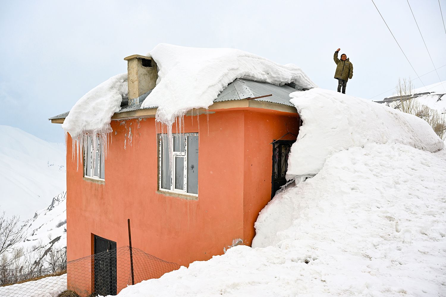 Kara teslim oldular! Yollar kapandı, 393 yere ulaşım yok - 1. Resim