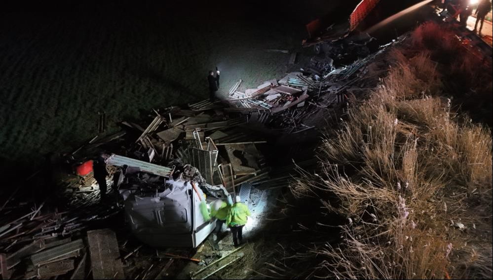 Kırıkkale'de kontrolden çıkan tır tarlaya uçtu! 3 parçaya bölünen araç 3 kişiyi hastanelik etti Kırıkkale'de kontrolden çıkan tır tarlaya uçtu! 3 parçaya bölünen araç 3 kişiyi hastanelik etti - 2. Resim