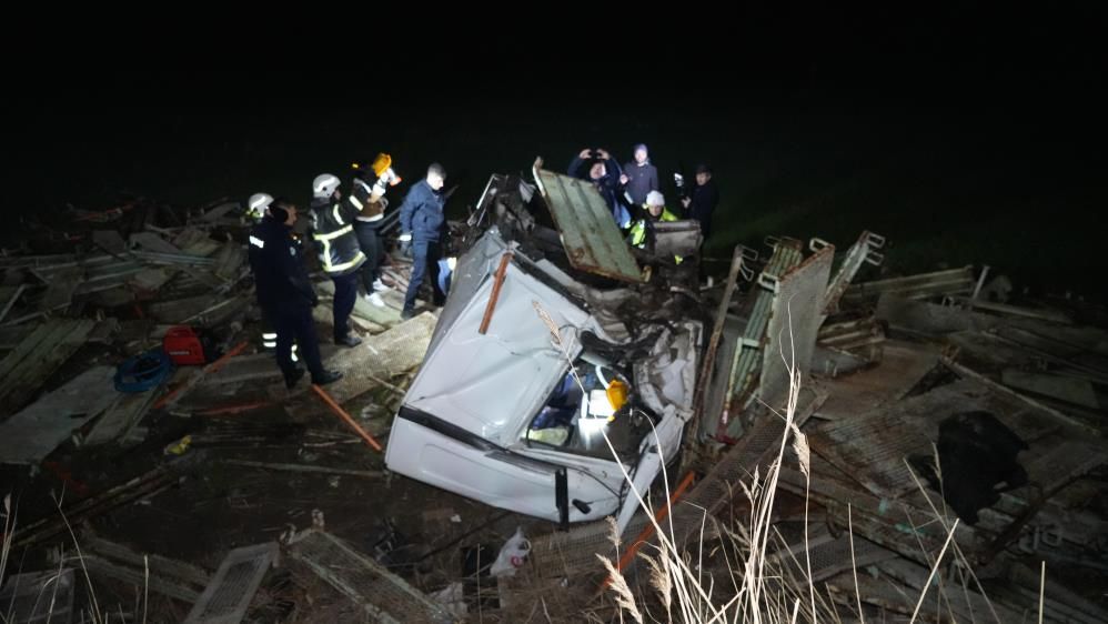 Kırıkkale'de kontrolden çıkan tır tarlaya uçtu! 3 parçaya bölünen araç 3 kişiyi hastanelik etti Kırıkkale'de kontrolden çıkan tır tarlaya uçtu! 3 parçaya bölünen araç 3 kişiyi hastanelik etti - 3. Resim
