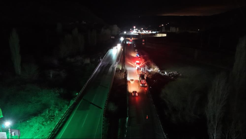Kırıkkale'de kontrolden çıkan tır tarlaya uçtu! 3 parçaya bölünen araç 3 kişiyi hastanelik etti Kırıkkale'de kontrolden çıkan tır tarlaya uçtu! 3 parçaya bölünen araç 3 kişiyi hastanelik etti - 1. Resim