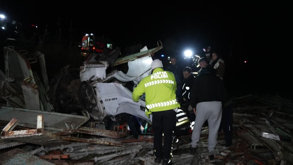 Kırıkkale'de kontrolden çıkan tır tarlaya uçtu! 3 parçaya bölünen araç 3 kişiyi hastanelik etti Kırıkkale'de kontrolden çıkan tır tarlaya uçtu! 3 parçaya bölünen araç 3 kişiyi hastanelik etti - 4. Resim