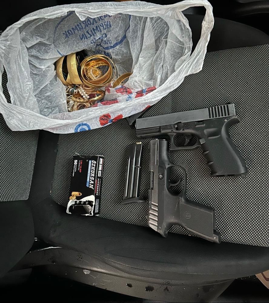 Kuyumcunun vitrinini 1 dakikada boşaltan hırsızlar 8 saatte yakayı ele verdi! - 4. Resim