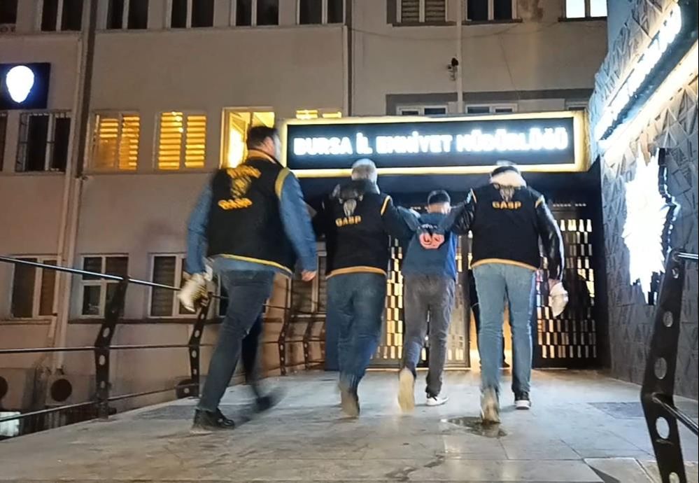 Kuyumcunun vitrinini 1 dakikada boşaltan hırsızlar 8 saatte yakayı ele verdi! - 3. Resim