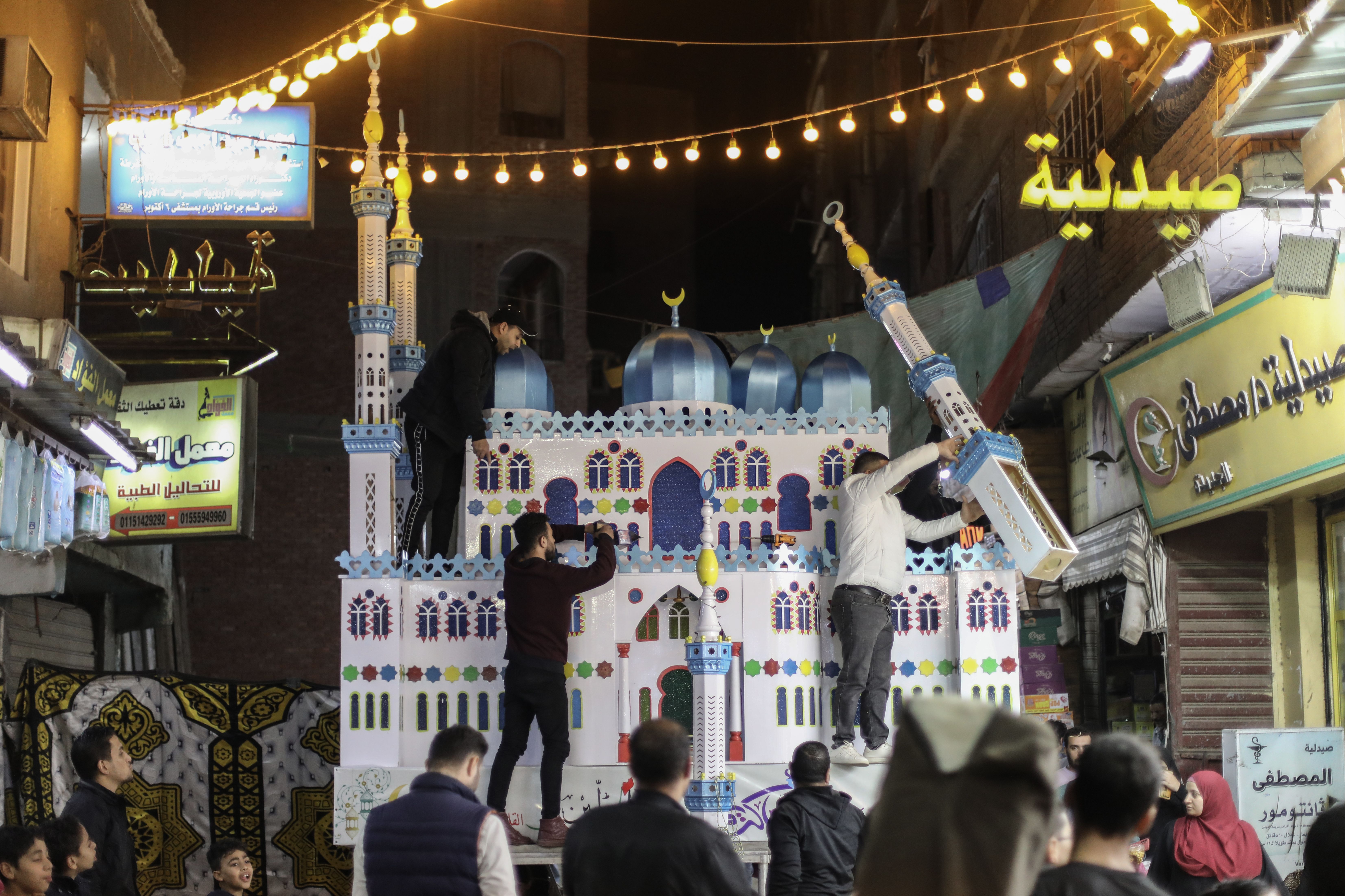 Mısır'da 40 yıllık gelenek! Ramazan'ın gelişi cami şeklinde dev fenerle kutlandı - 1. Resim