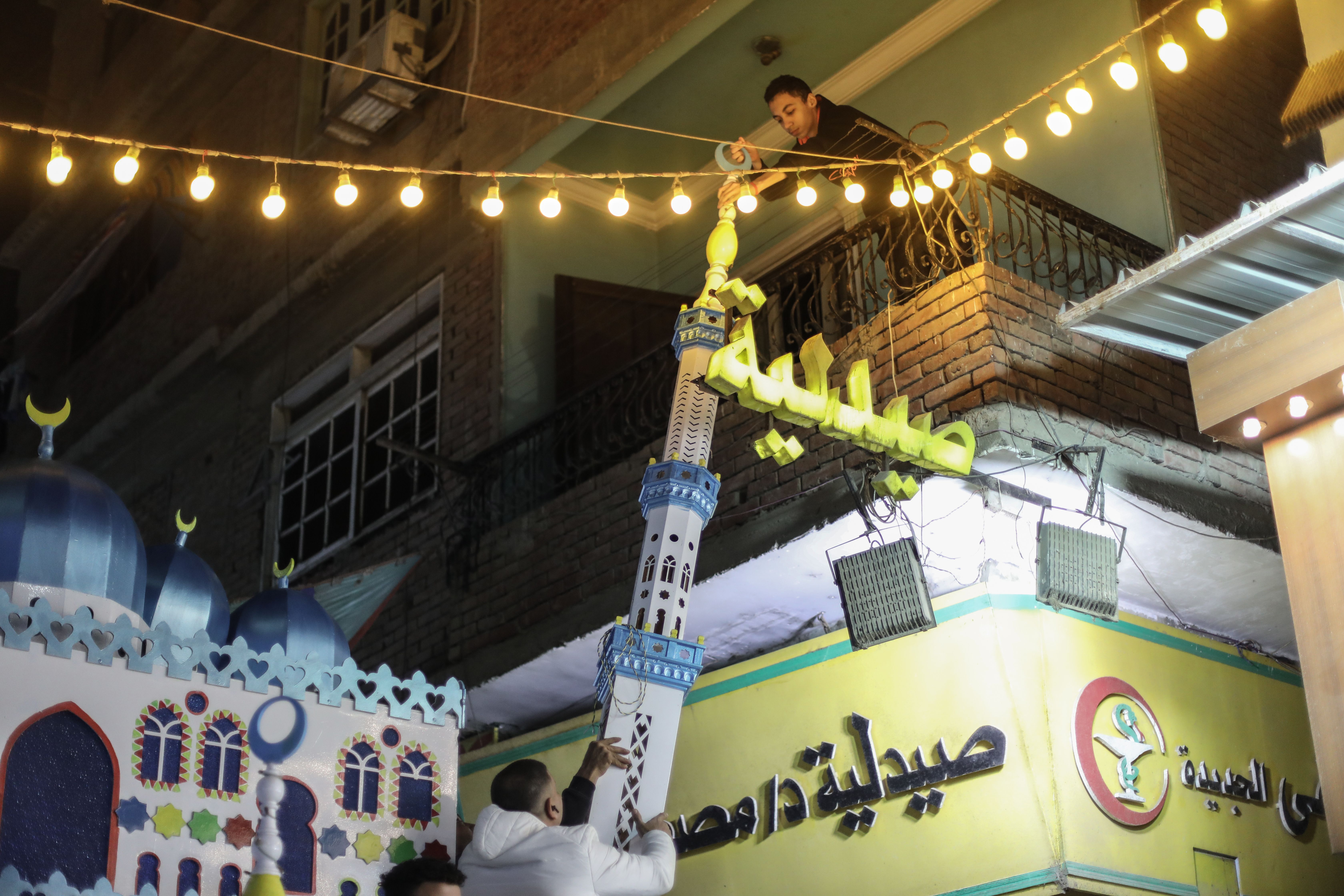 Mısır'da 40 yıllık gelenek! Ramazan'ın gelişi cami şeklinde dev fenerle kutlandı - 2. Resim