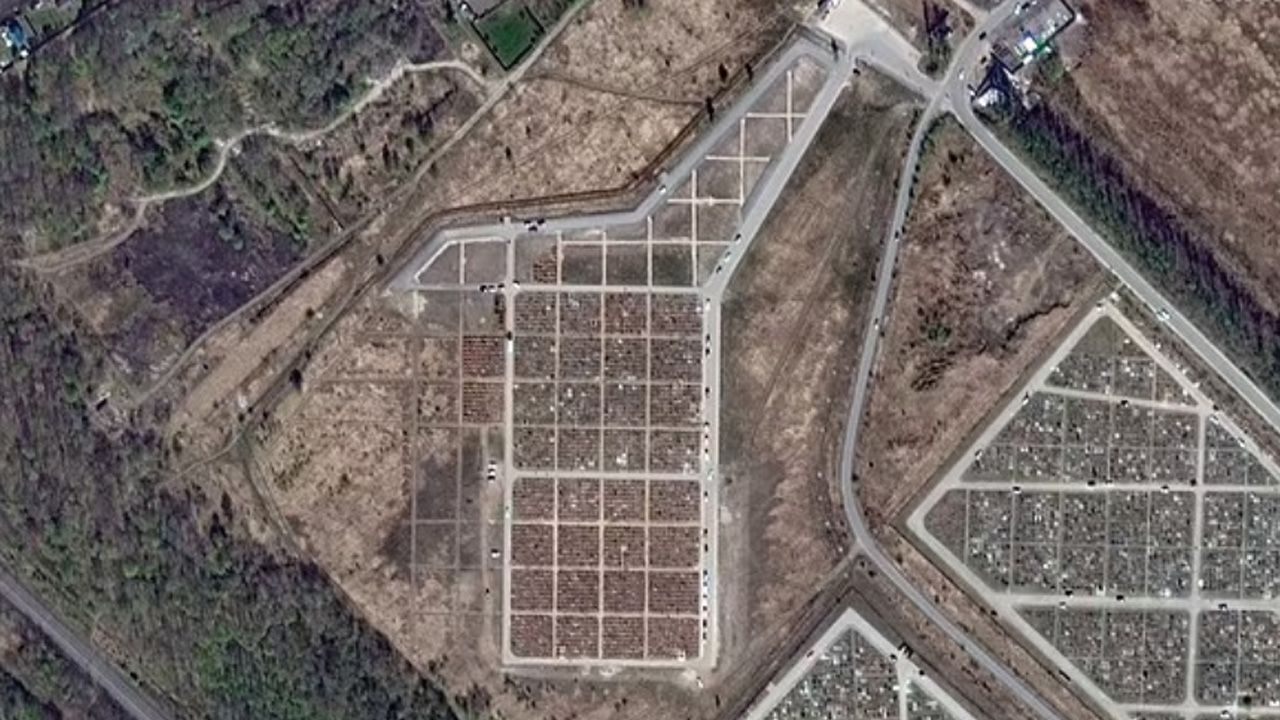 Rusya-Ukrayna savaşının boyutu uydu fotoğraflarında! Ölü sayısı arttı, mezarlıklar genişledi - 2. Resim