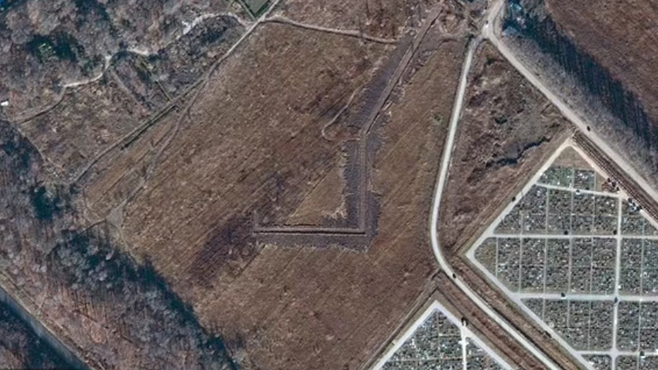 Rusya-Ukrayna savaşının boyutu uydu fotoğraflarında! Ölü sayısı arttı, mezarlıklar genişledi - 1. Resim