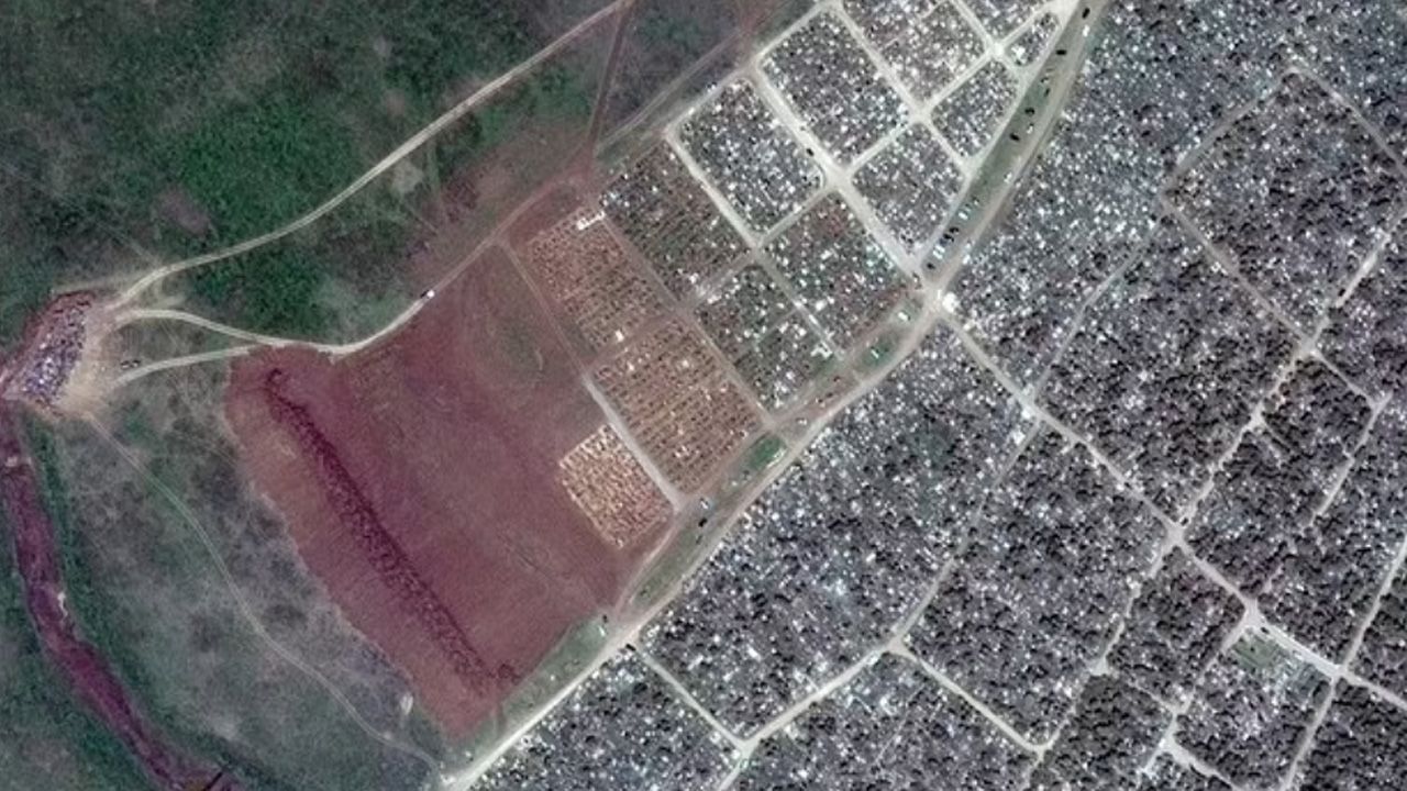 Rusya-Ukrayna savaşının boyutu uydu fotoğraflarında! Ölü sayısı arttı, mezarlıklar genişledi - 4. Resim