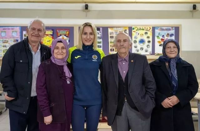 'Savunma bakanı' anne babasını paylaştı, sosyal medyada yorum yağdı - 1. Resim