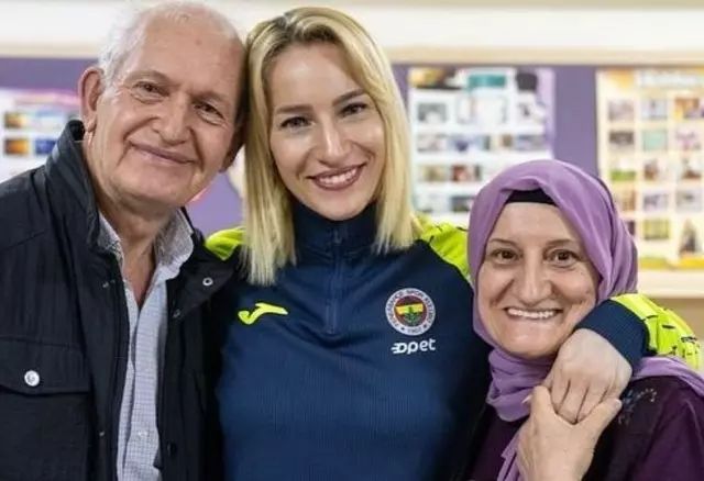 'Savunma bakanı' anne babasını paylaştı, sosyal medyada yorum yağdı - 2. Resim