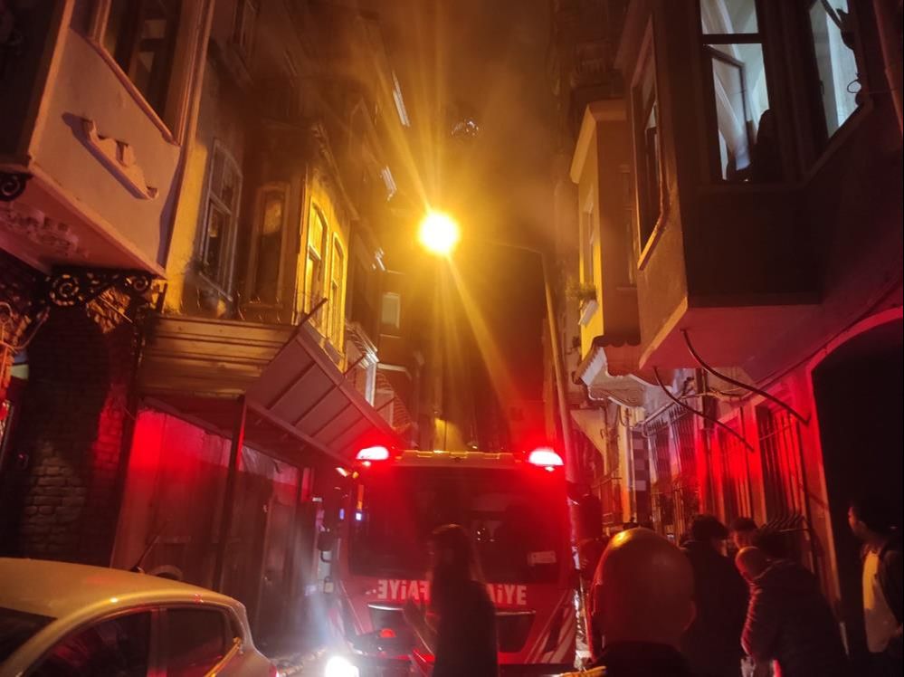 Beyoğlu'nda sıcak saatler, yan binasında çıkan yangın canından etti! - 1. Resim
