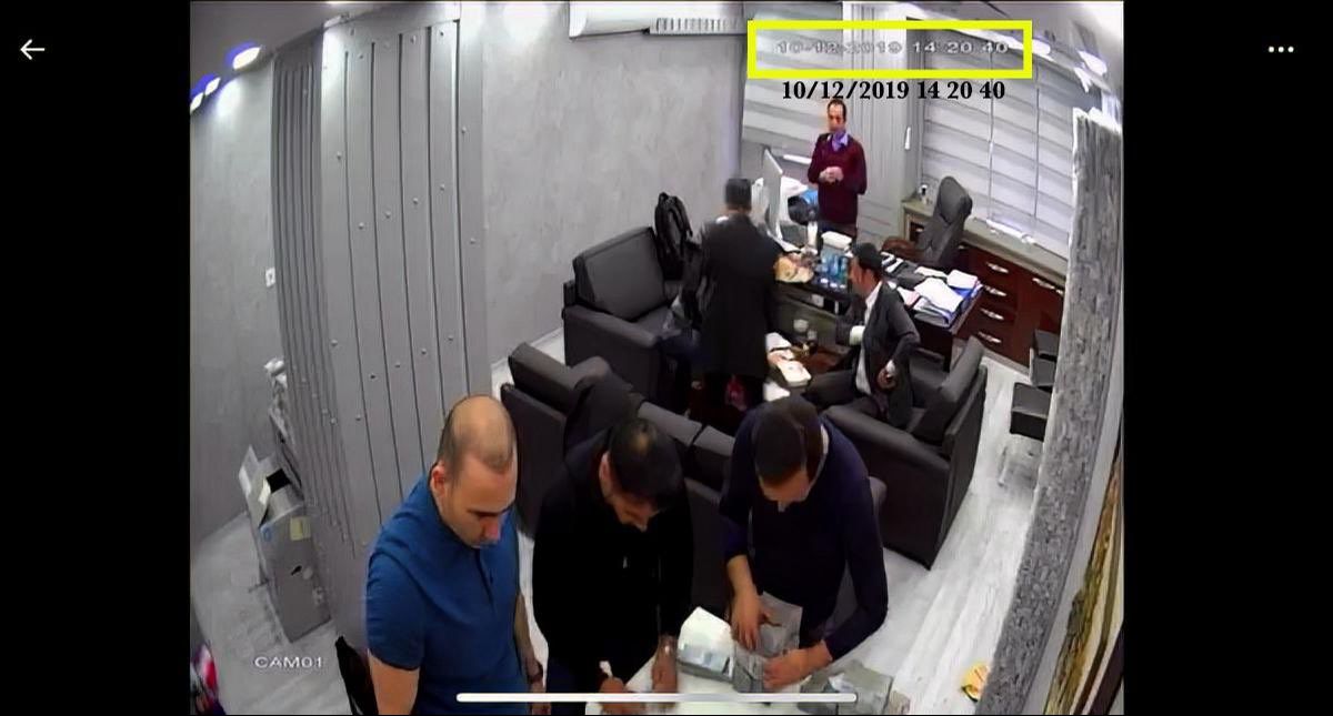 Ekrem İmamoğlu'nun danışmanı Fatih Keleş İBB'deki odasında destelerce para sayarken görüntülendi - 2. Resim