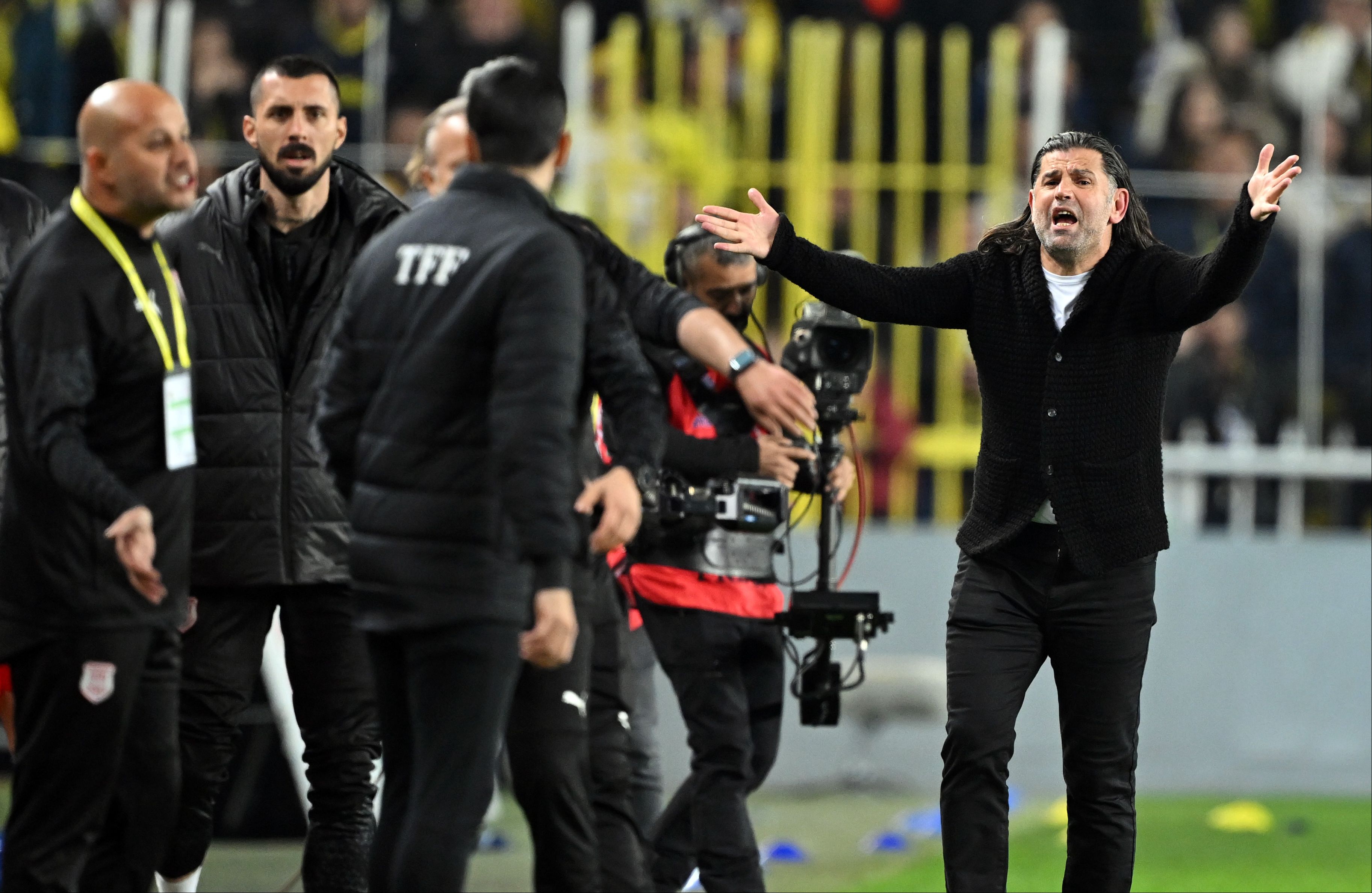 İbrahim Üzülmez'den Mert Hakan Yandaş'a tepki: Ahlaki değil, aynı şeyi Trabzon kulübesine yapsın da tebrik edeyim! İbrahim Üzülmez'den Mert Hakan Yandaş'a tepki: Ahlaki değil, aynı şeyi Trabzon kulübesine yapsın! - 2. Resim