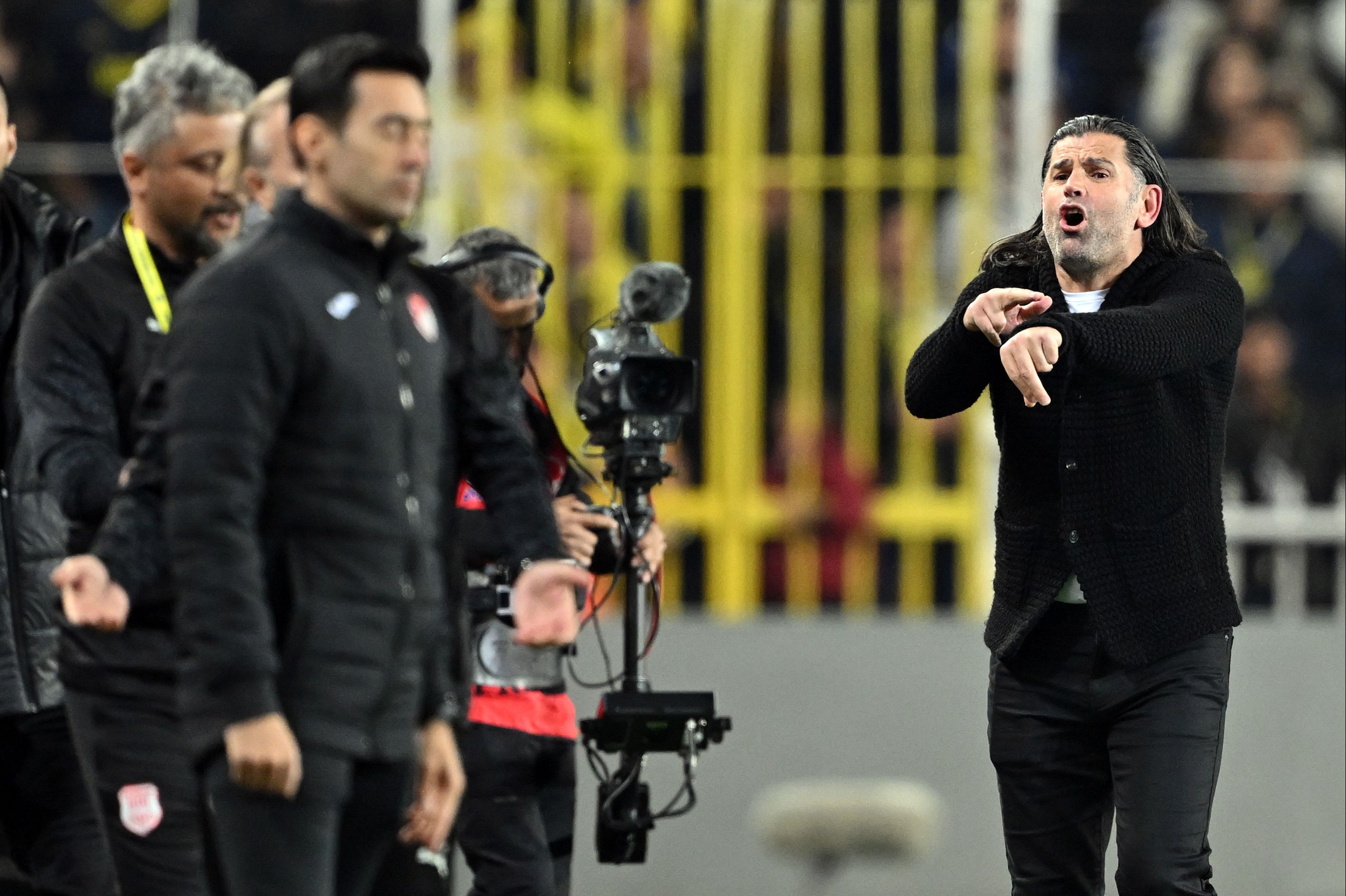 İbrahim Üzülmez'den Mert Hakan Yandaş'a tepki: Ahlaki değil, aynı şeyi Trabzon kulübesine yapsın da tebrik edeyim! İbrahim Üzülmez'den Mert Hakan Yandaş'a tepki: Ahlaki değil, aynı şeyi Trabzon kulübesine yapsın! - 1. Resim