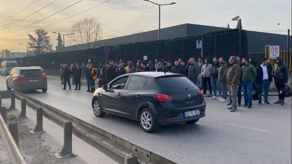 Kocaeli'de feci kaza! Bariyerlere saplanan servis aracı bacağından etti - 3. Resim