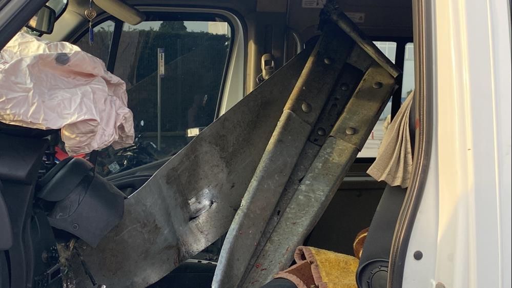 Kocaeli'de feci kaza! Bariyerlere saplanan servis aracı bacağından etti - 1. Resim