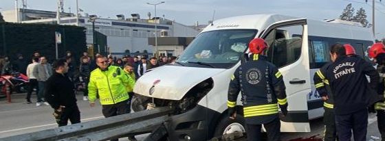 Kocaeli'de feci kaza! Bariyerlere saplanan servis aracı bacağından etti - 2. Resim