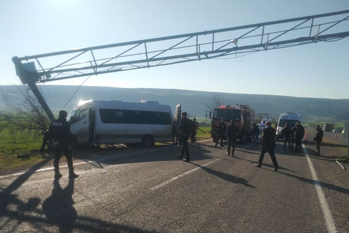 Kontrolden çıkan işçi servisi direğe çarptı: 16 yaralı Kontrolden çıkan işçi servisi direğe çarptı: 16 yaralı - 2. Resim