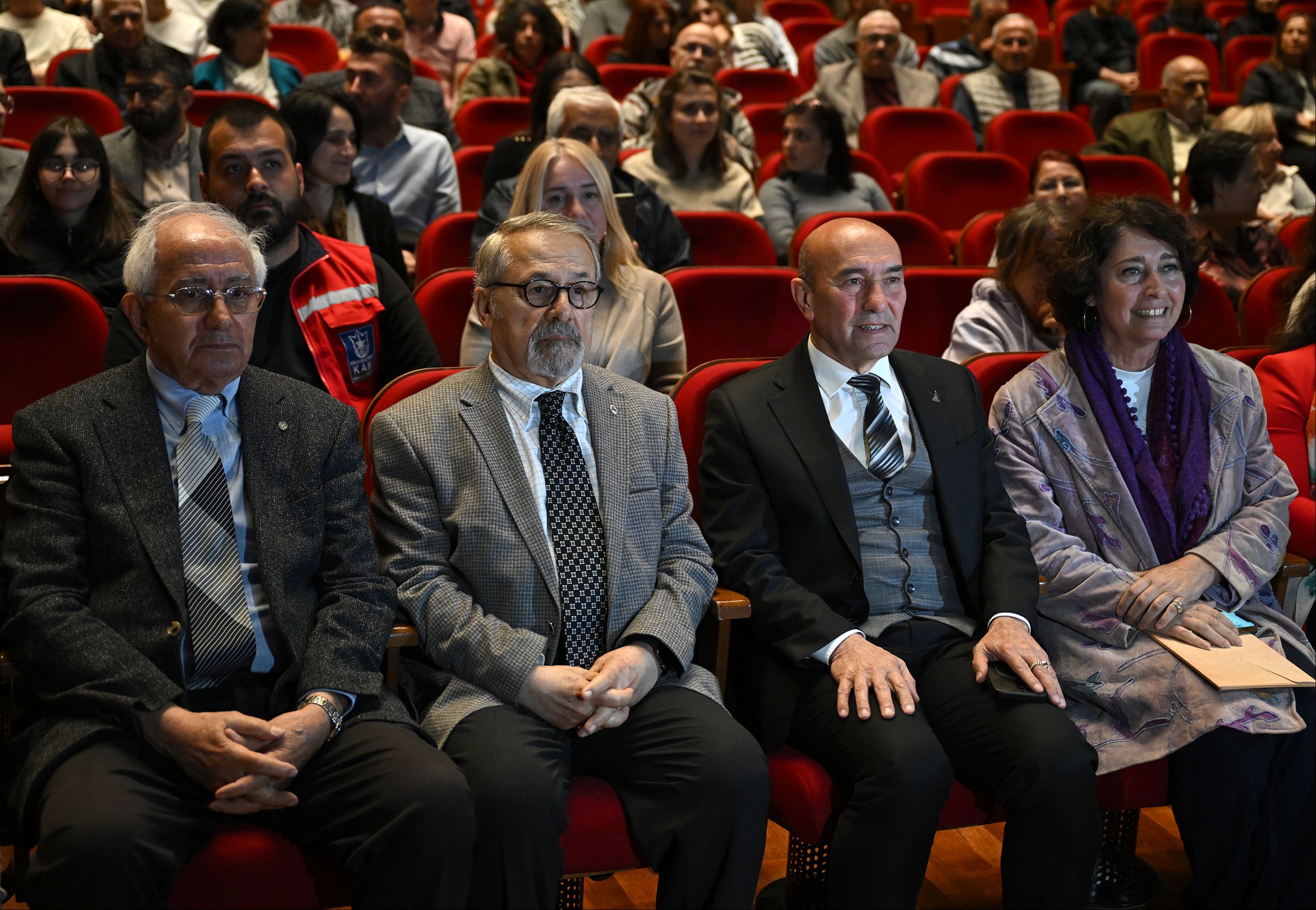 Naci Görür'den 3 kente 7.0 büyüklüğünde deprem uyarısı:  Naci Görür'den İzmir'de 7.0 büyüklüğünde deprem uyarısı: