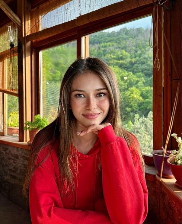 Ömer dizisi Melek kim, gerçek adı ne? Türkü Su Demirel kimdir, kaç yaşında? - 1. Resim