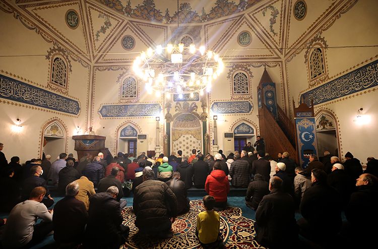 Teravih namazı tek niyetle kılınır mı? Teravih namazında her 4 rekatta niyet etmek gerekir mi? - 1. Resim