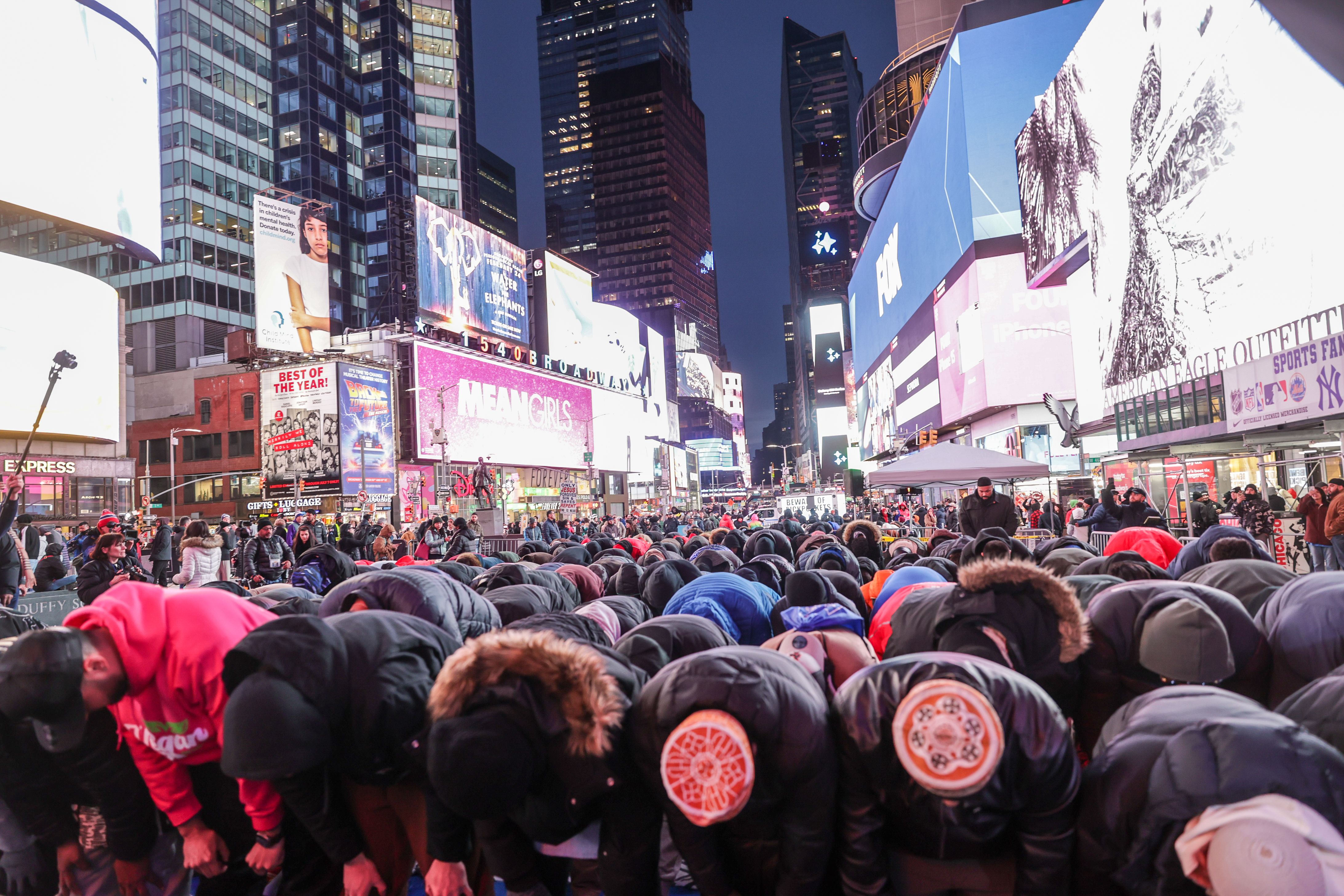 Times Meydanı'nda teravih namazı kılındı! Newyorklu Müslümanlar Ramazanı saf tutarak karşıladı - 2. Resim