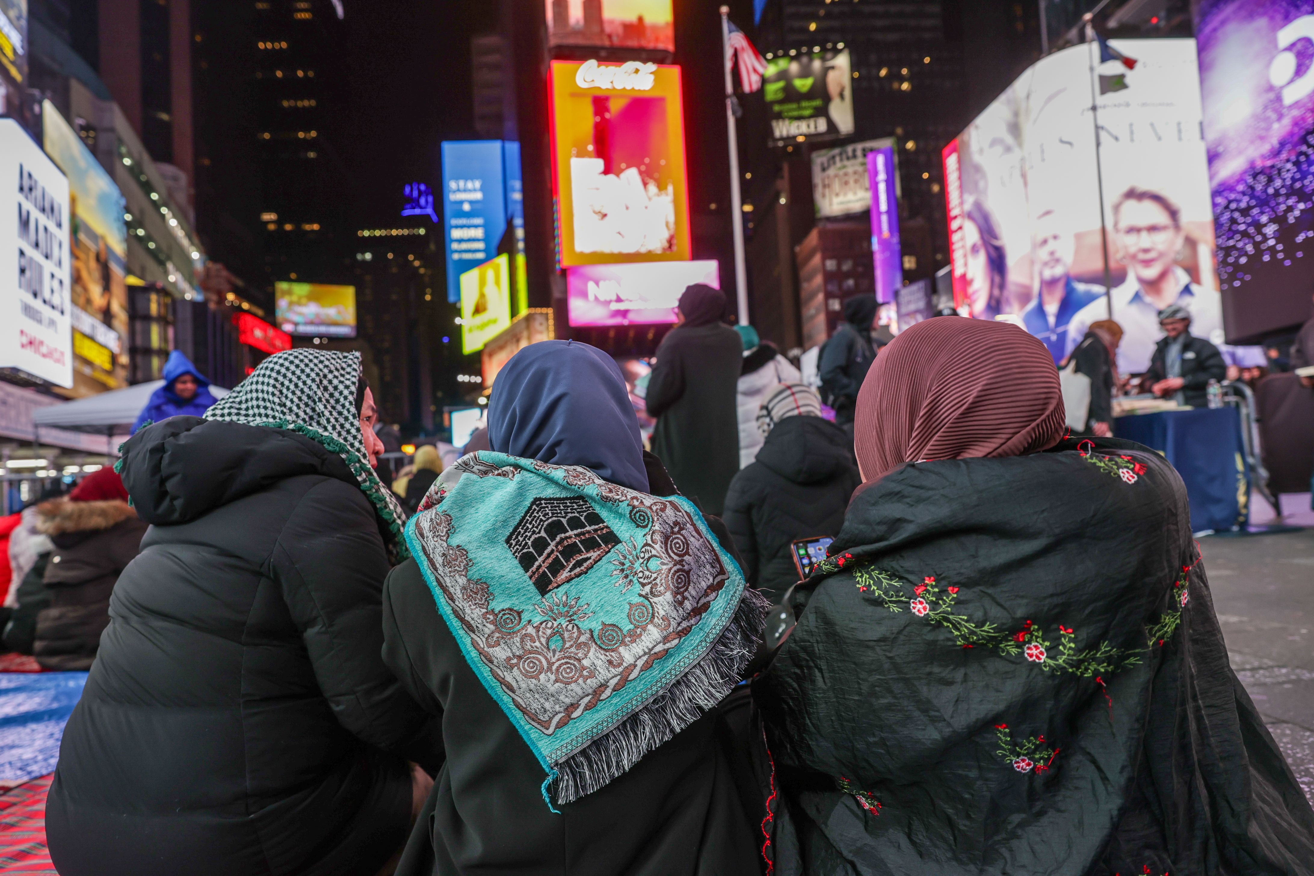 Times Meydanı'nda teravih namazı kılındı! Newyorklu Müslümanlar Ramazanı saf tutarak karşıladı - 9. Resim