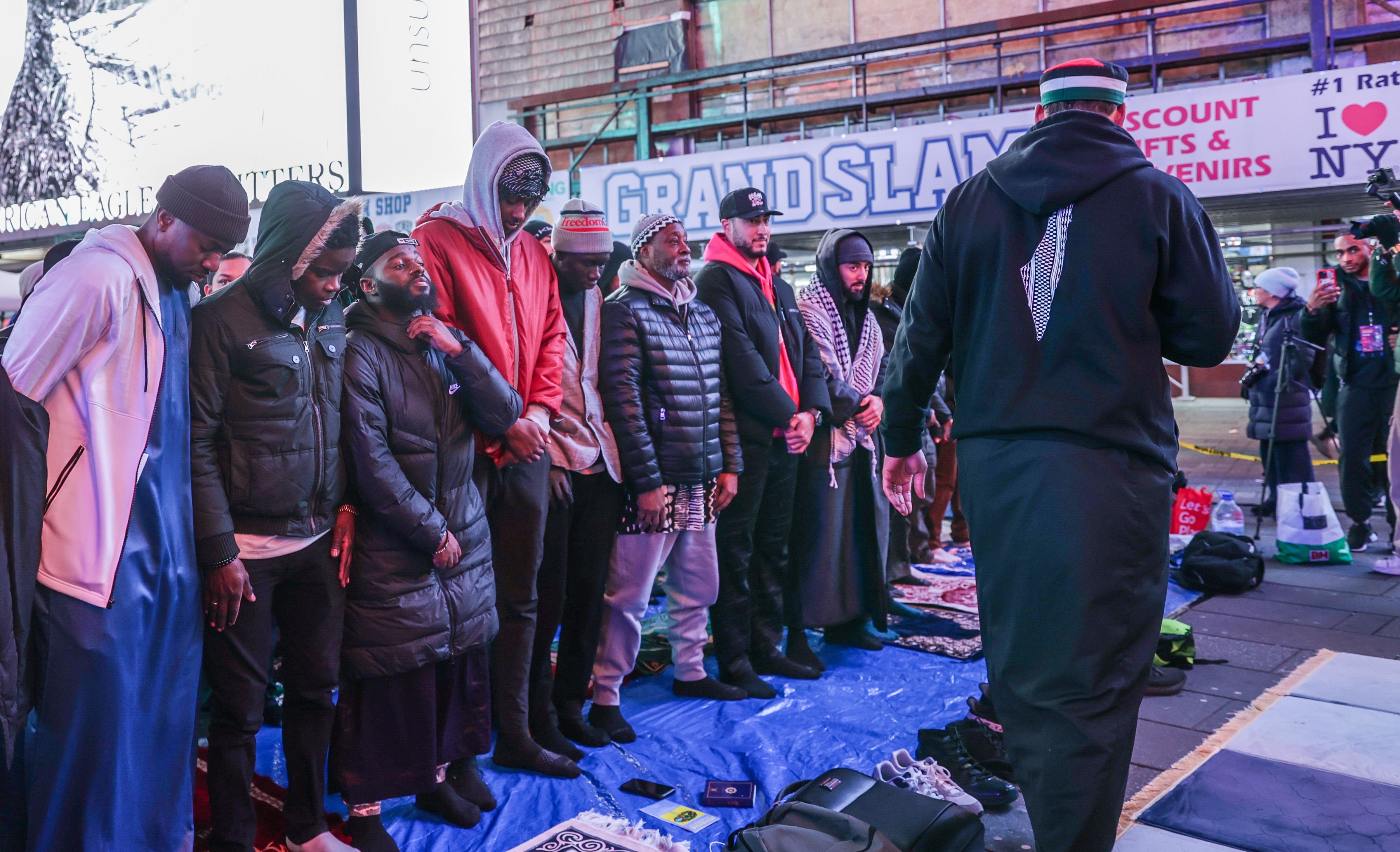 Times Meydanı'nda teravih namazı kılındı! Newyorklu Müslümanlar Ramazanı saf tutarak karşıladı - 4. Resim