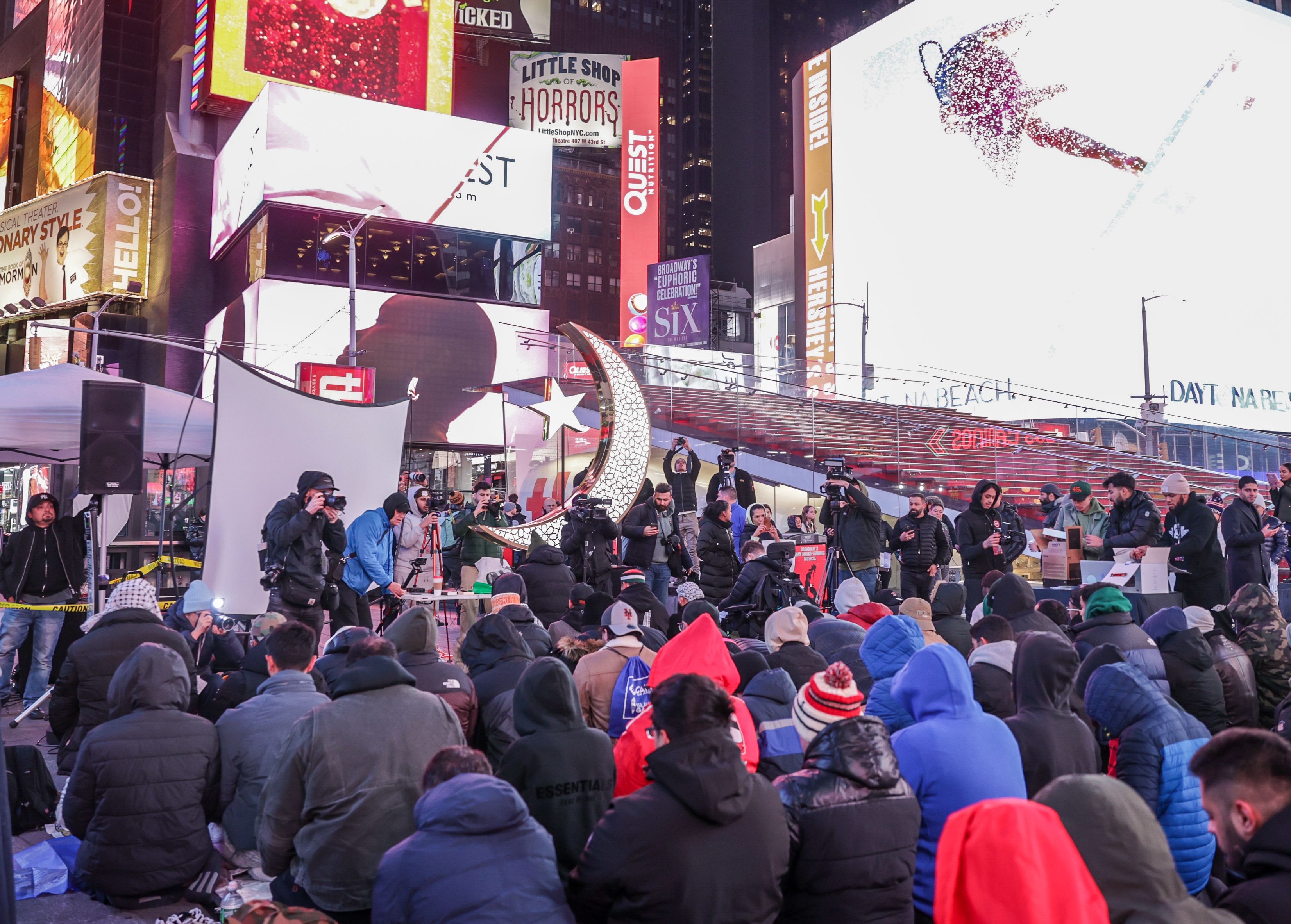 Times Meydanı'nda teravih namazı kılındı! Newyorklu Müslümanlar Ramazanı saf tutarak karşıladı - 6. Resim