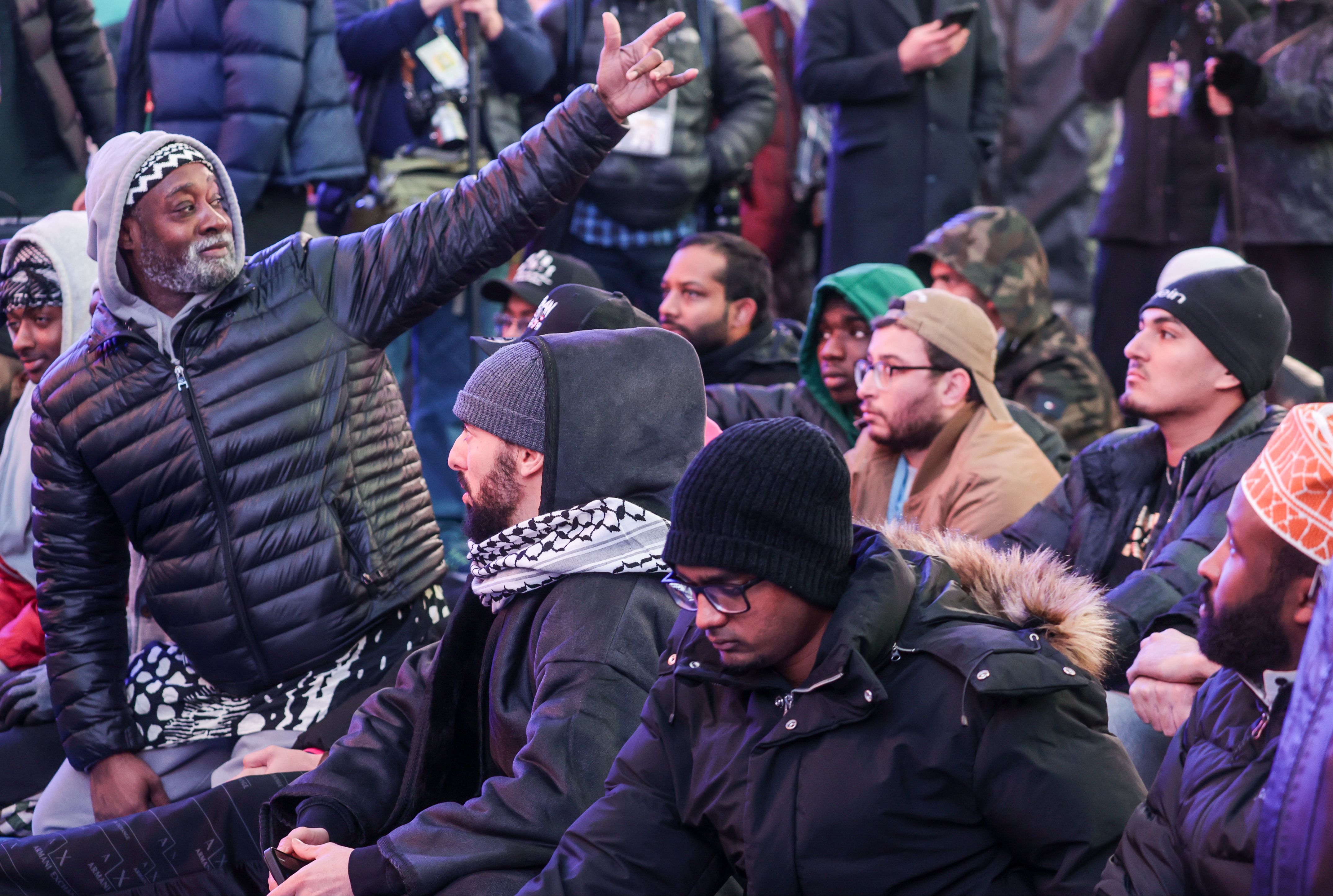 Times Meydanı'nda teravih namazı kılındı! Newyorklu Müslümanlar Ramazanı saf tutarak karşıladı - 12. Resim