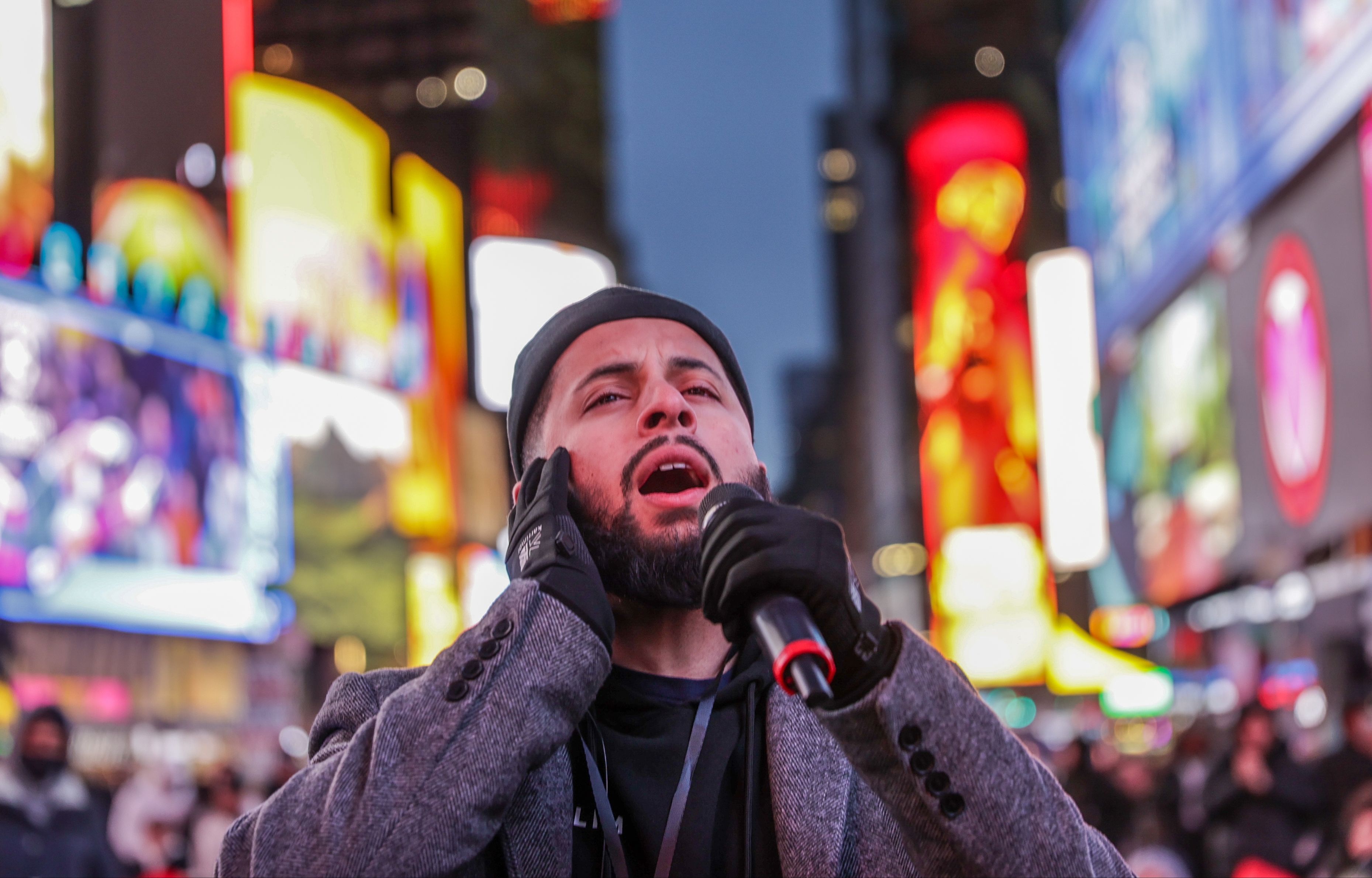 Times Meydanı'nda teravih namazı kılındı! Newyorklu Müslümanlar Ramazanı saf tutarak karşıladı - 3. Resim