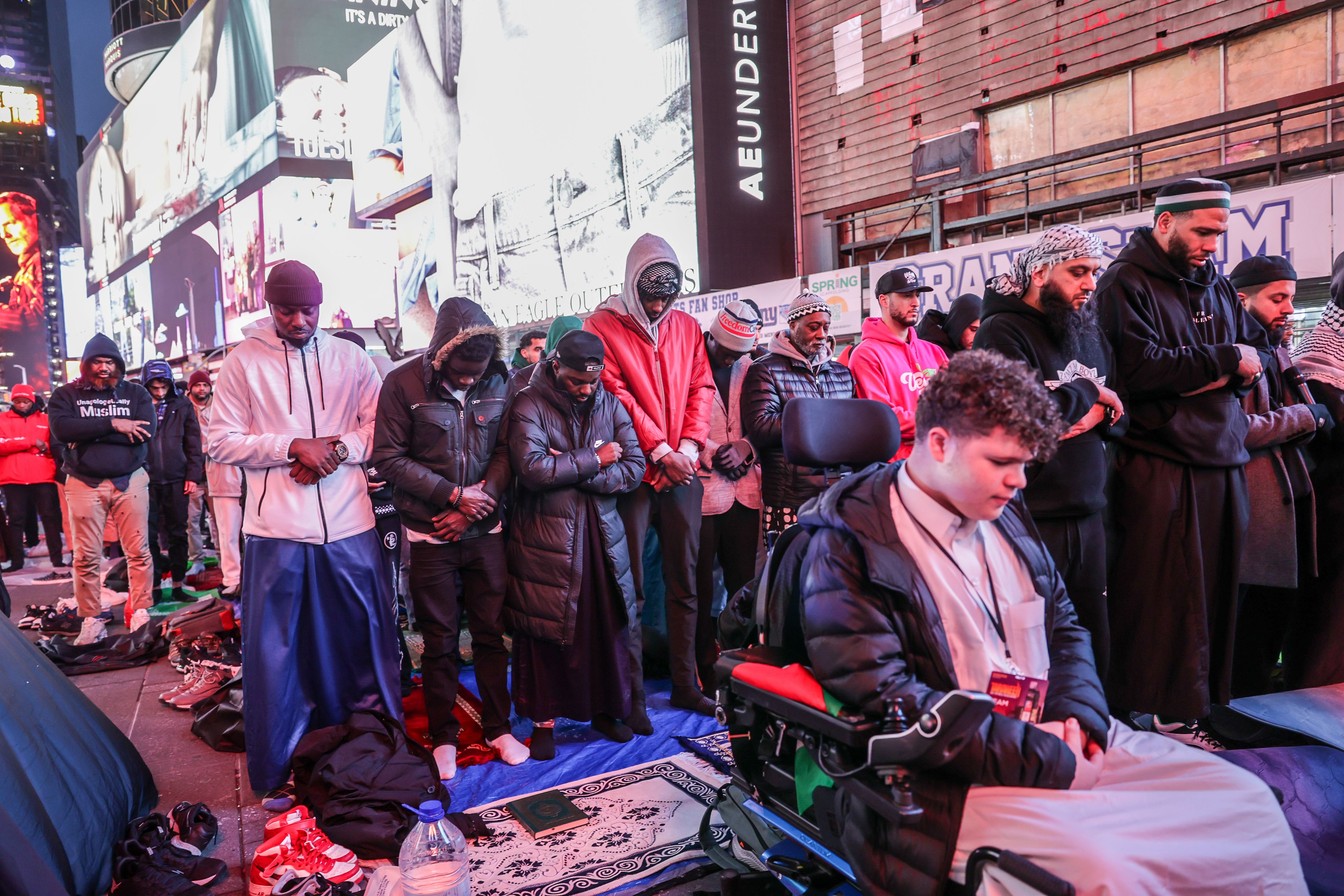 Times Meydanı'nda teravih namazı kılındı! Newyorklu Müslümanlar Ramazanı saf tutarak karşıladı - 11. Resim