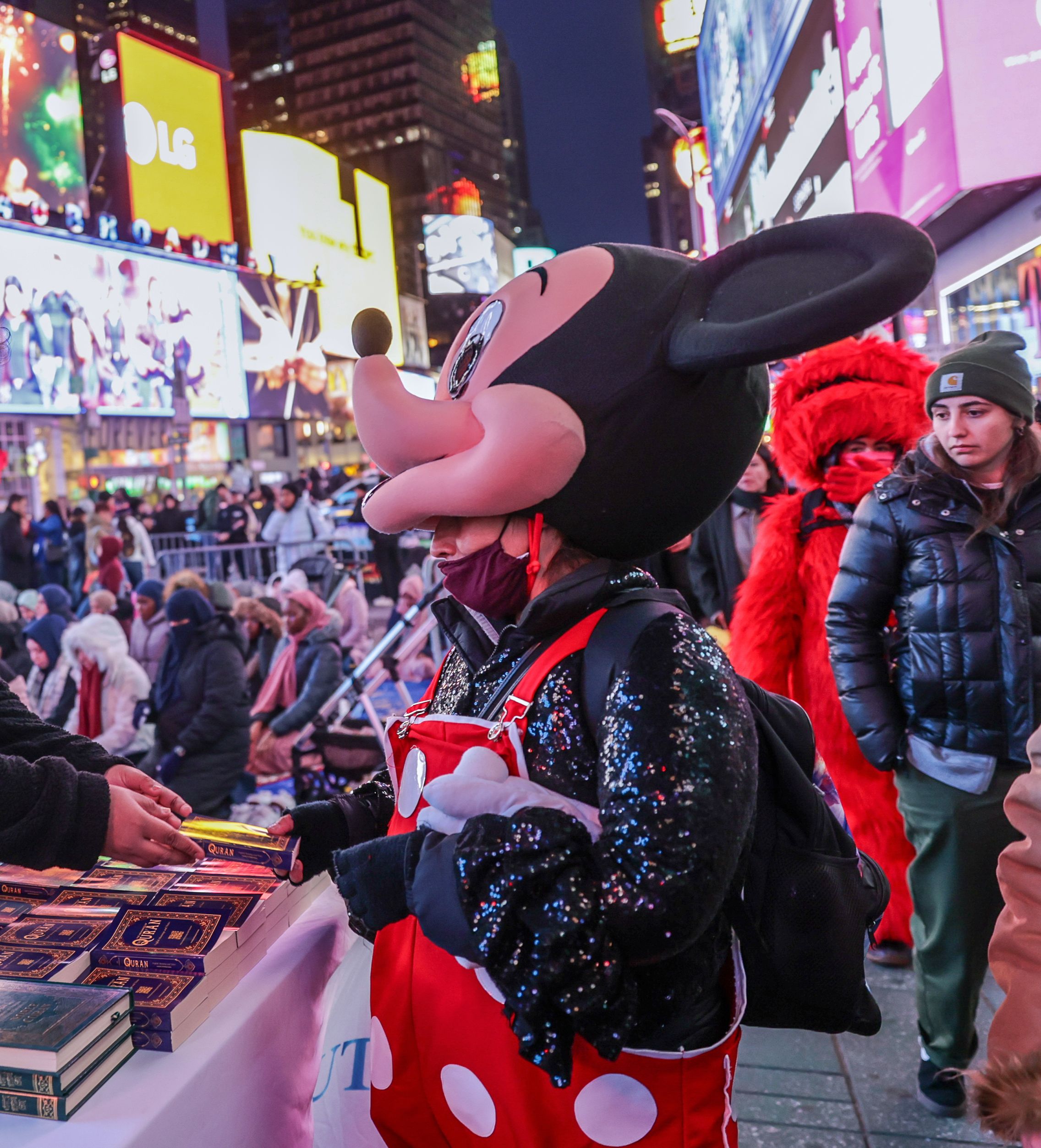 Times Meydanı'nda teravih namazı kılındı! Newyorklu Müslümanlar Ramazanı saf tutarak karşıladı - 8. Resim