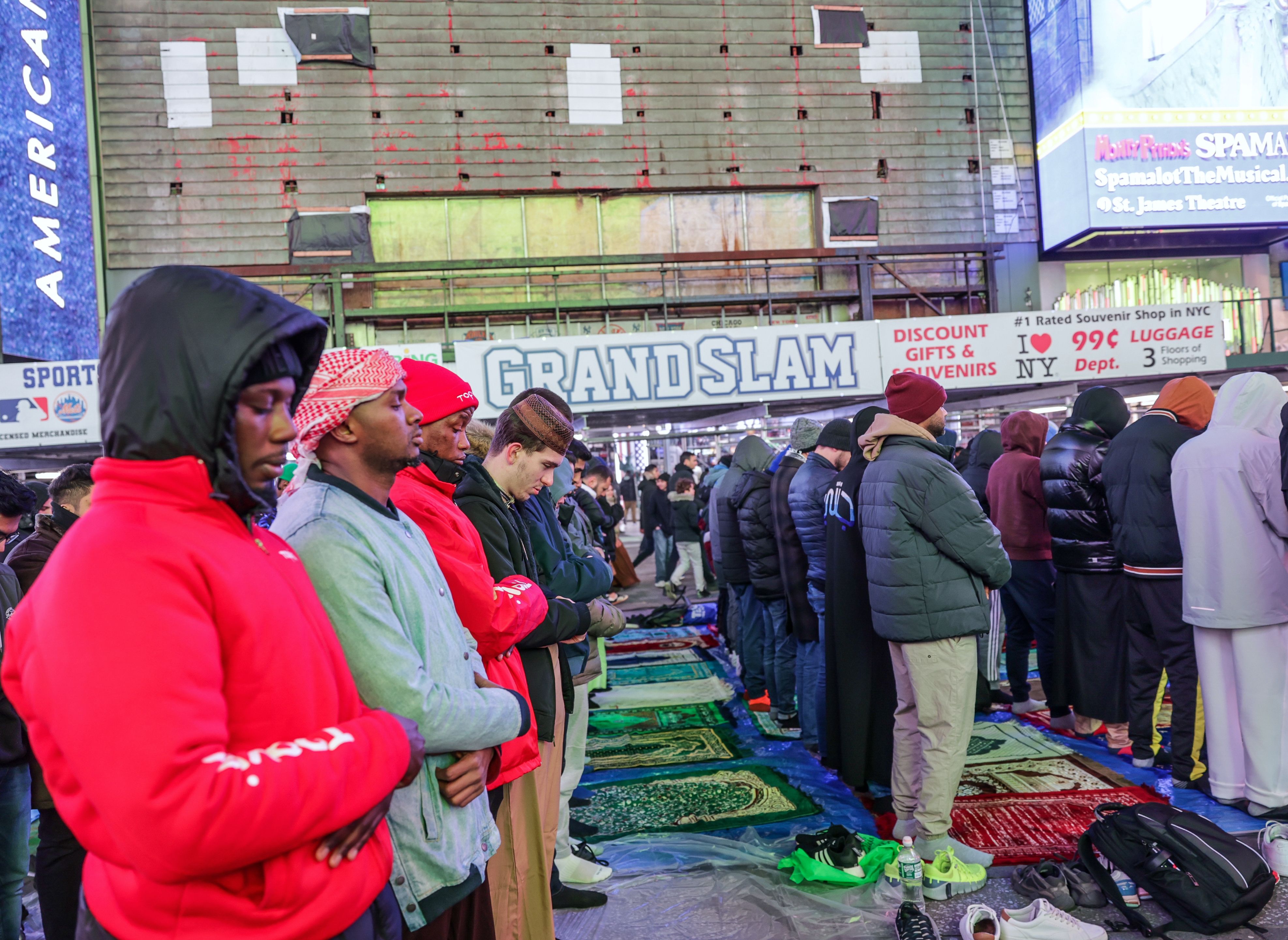 Times Meydanı'nda teravih namazı kılındı! Newyorklu Müslümanlar Ramazanı saf tutarak karşıladı - 5. Resim
