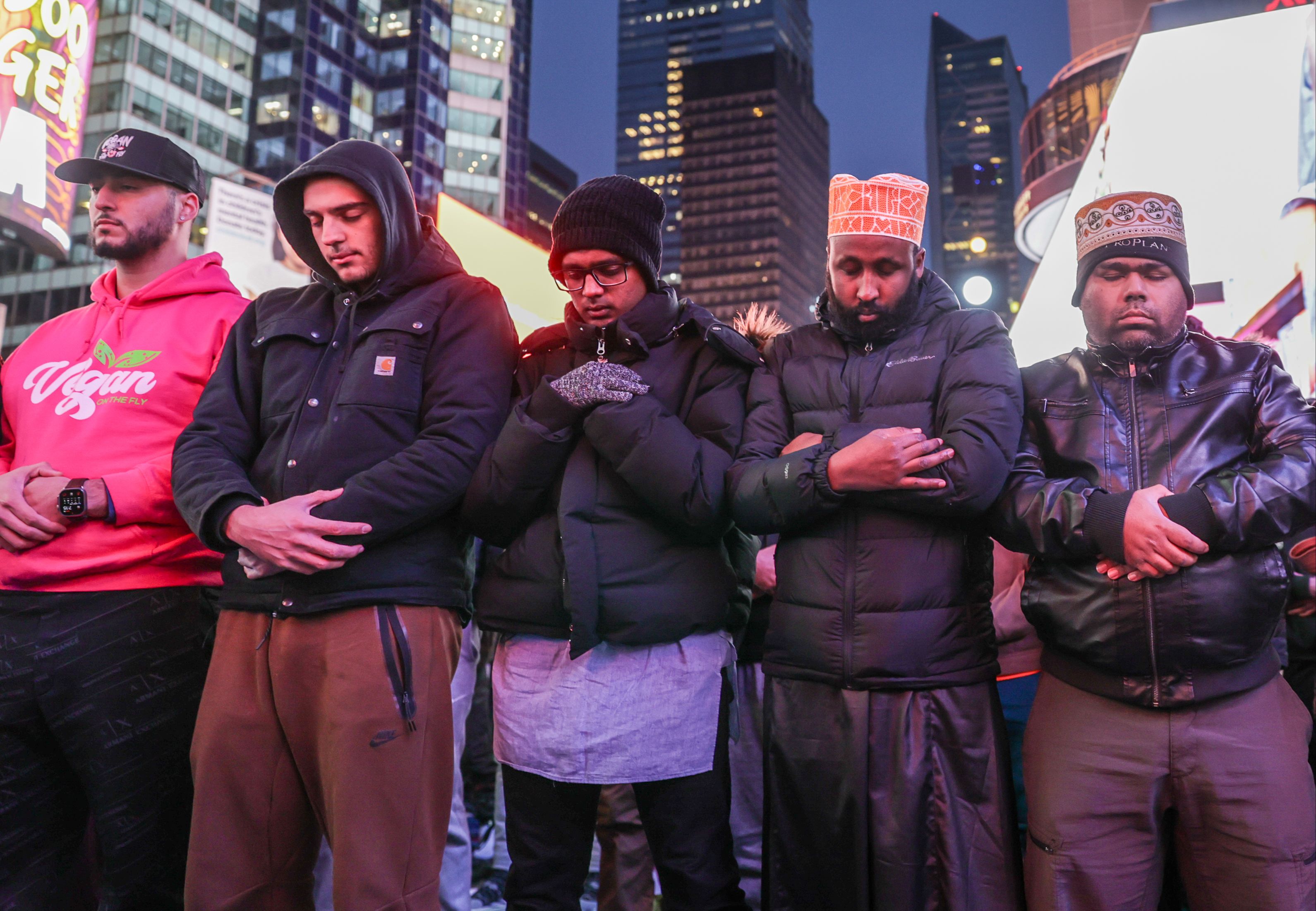 Times Meydanı'nda teravih namazı kılındı! Newyorklu Müslümanlar Ramazanı saf tutarak karşıladı - 7. Resim