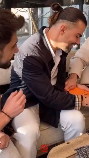 Abdülkerim Bardakcı ile Galatasaraylı taraftarın diyaloguna Ali Koç'un o sözleri damgasını vurdu: 'Sen o kadar edermişsin' Abdülkerim Bardakcı ile Galatasaraylı taraftarın diyaloguna Ali Koç'un o sözleri damgasını vurdu: 'Sen o kadar edermişsin' - 1. Resim