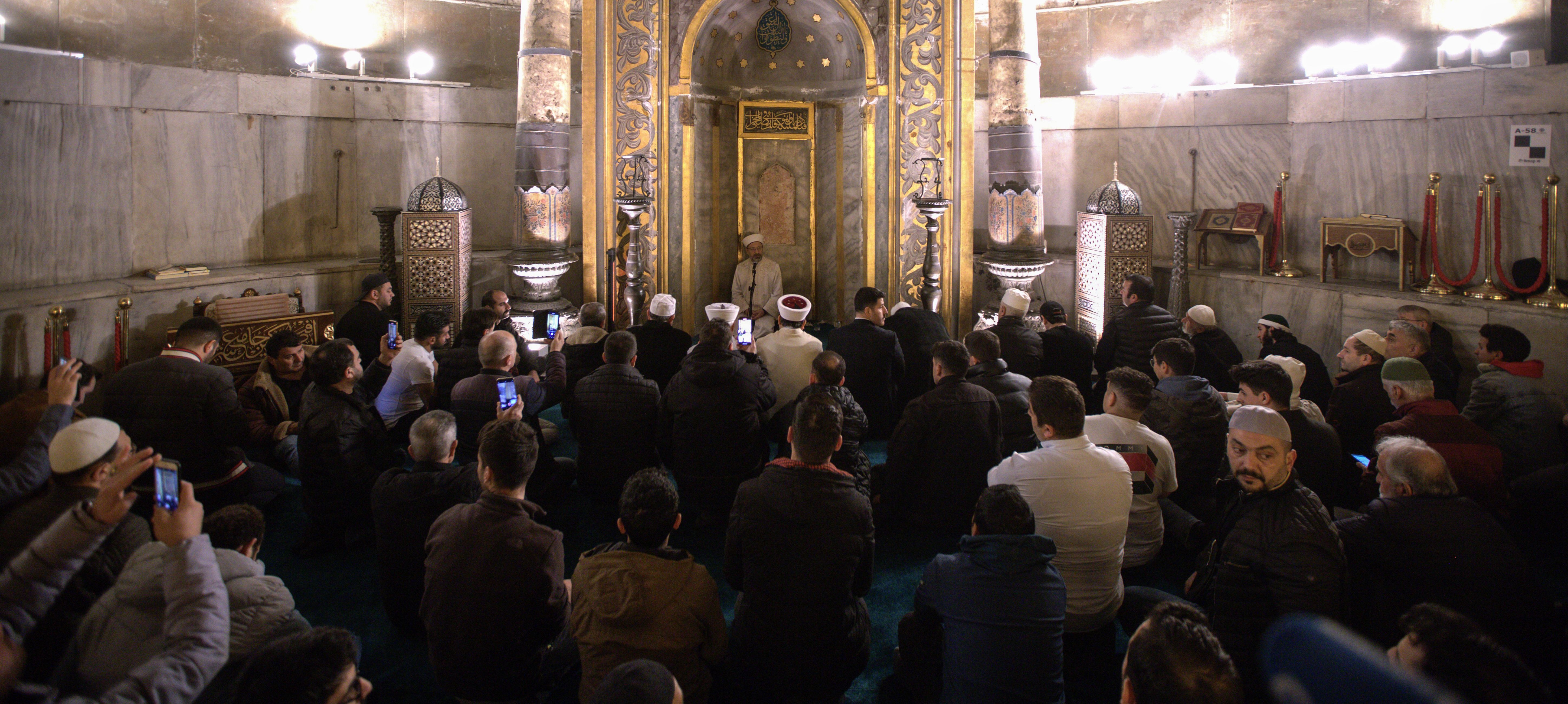 Diyanet İşleri Başkanı Erbaş, Ayasofya'da teravih namazı kıldırdı Diyanet İşleri Başkanı Erbaş, Ayasofya'da teravih namazı kıldırdı - 1. Resim